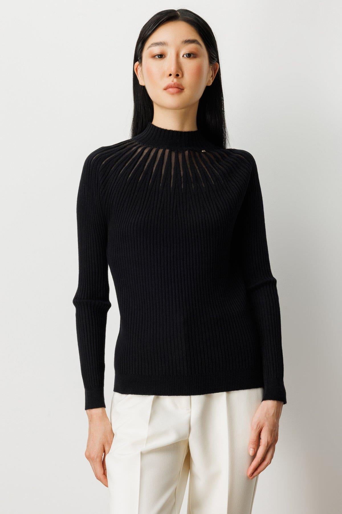 Dik Yaka Tül Detaylı Triko Kazak