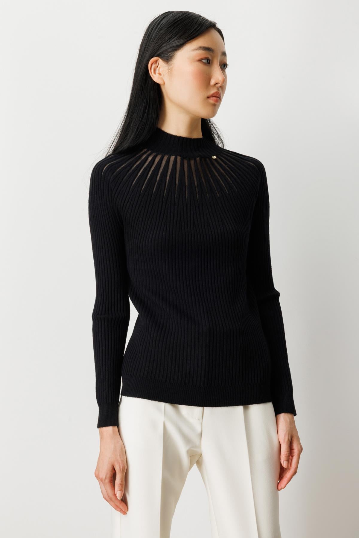 Dik Yaka Tül Detaylı Triko Kazak