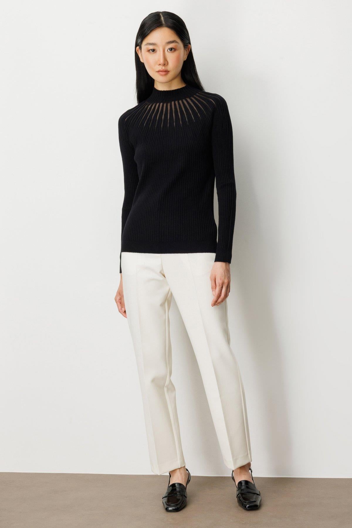 Dik Yaka Tül Detaylı Triko Kazak