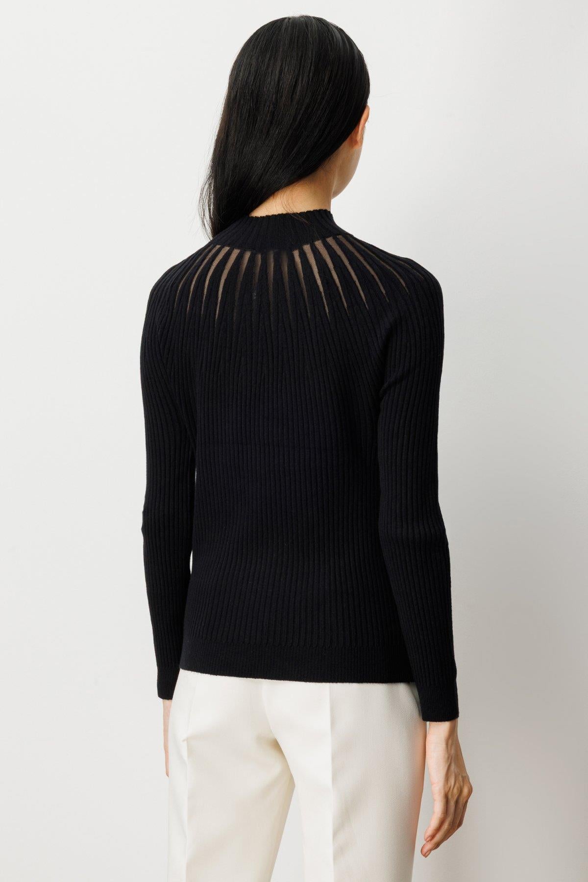 Dik Yaka Tül Detaylı Triko Kazak