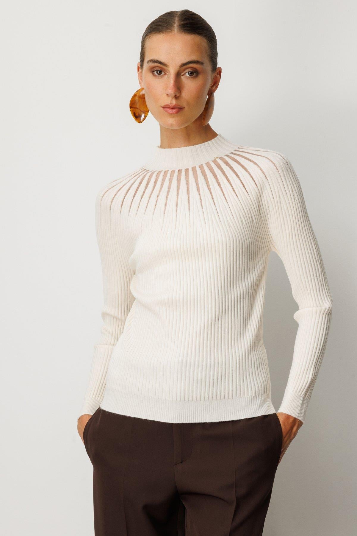 Dik Yaka Tül Detaylı Triko Kazak