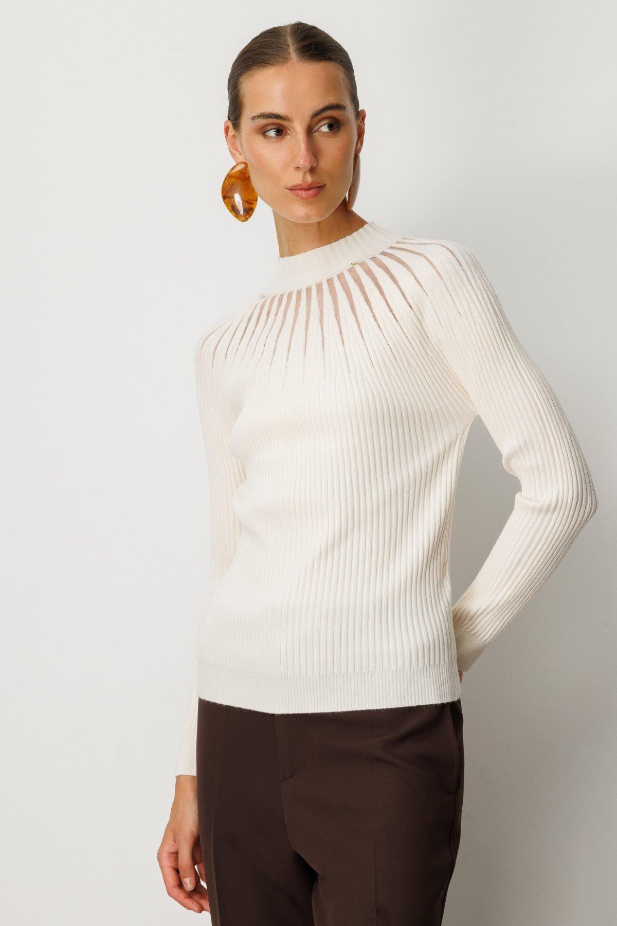 Dik Yaka Tül Detaylı Triko Kazak