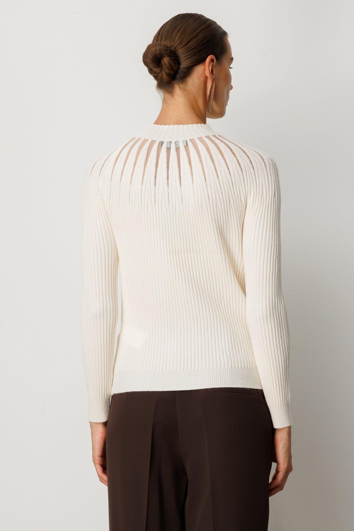 Dik Yaka Tül Detaylı Triko Kazak