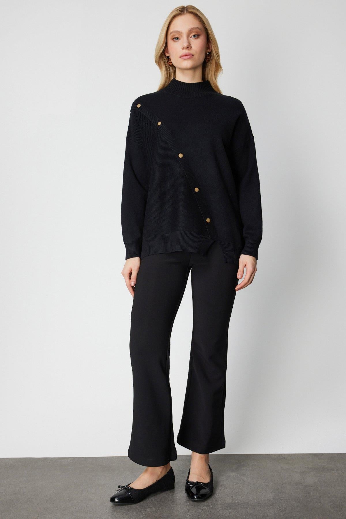 Süs Düğmeli Yarım Balıkçı Yaka Triko Kazak