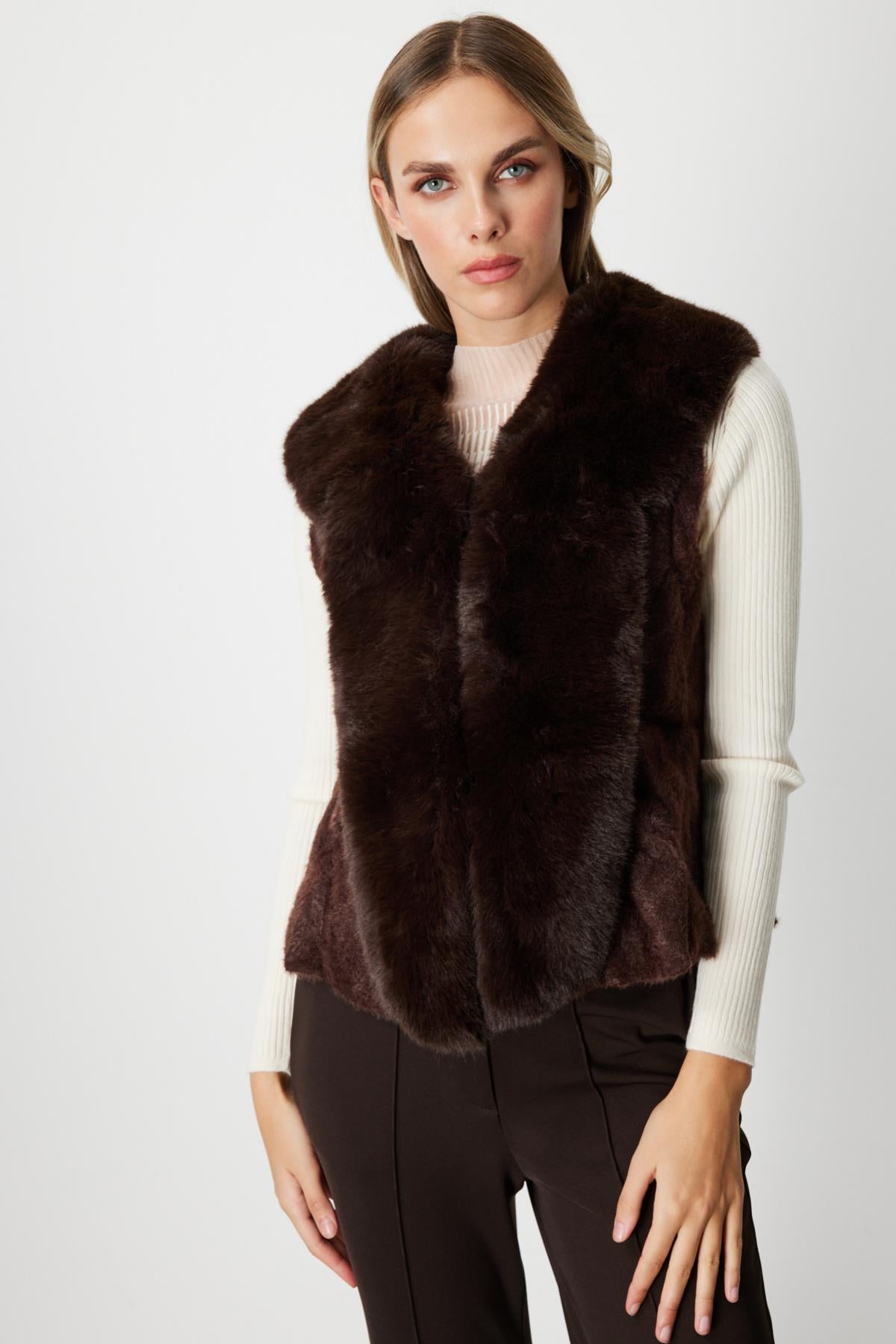Yakası Kürklü Peluş Yelek