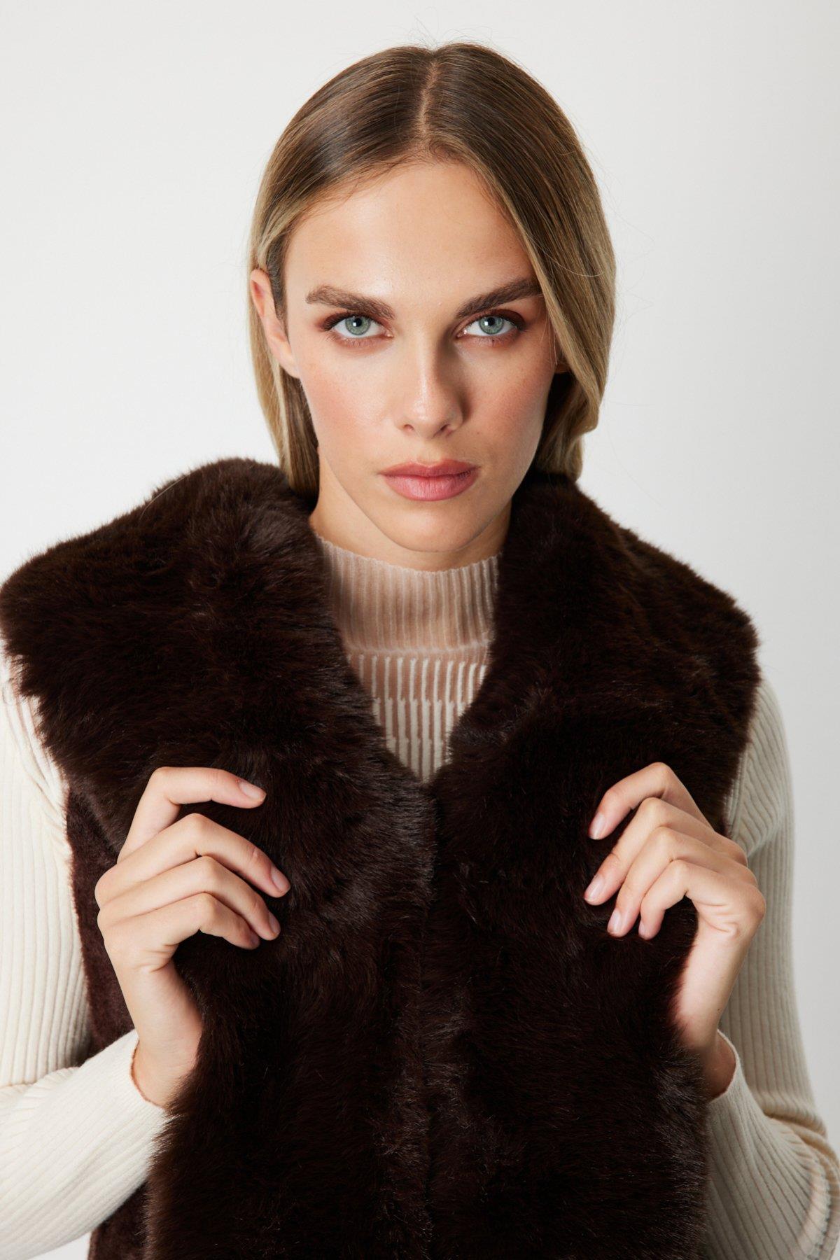 Yakası Kürklü Peluş Yelek