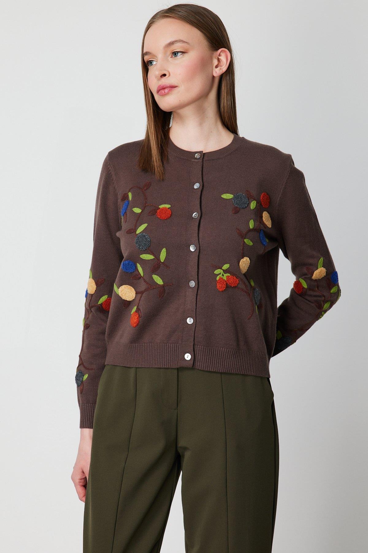 Sıfır Yaka İşlemeli Triko Hırka