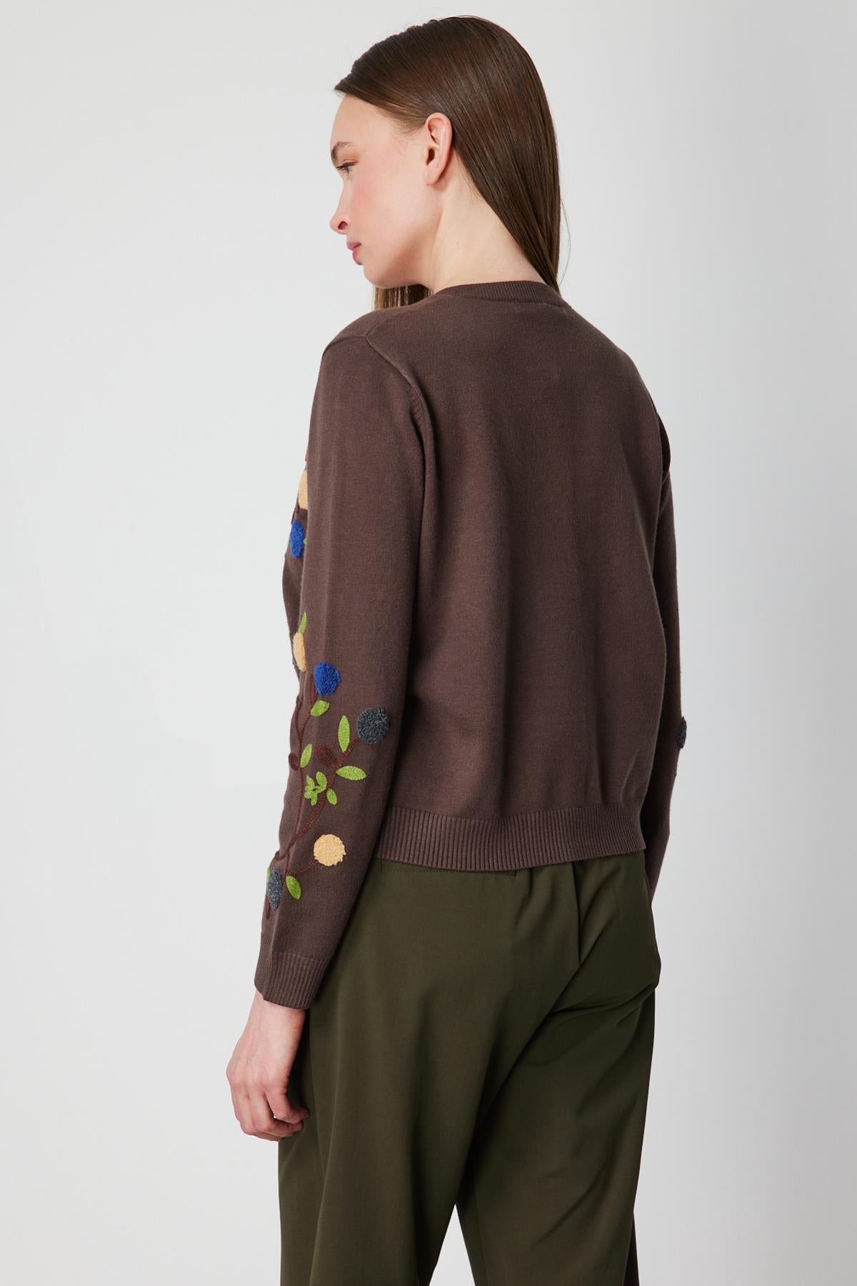 Sıfır Yaka İşlemeli Triko Hırka