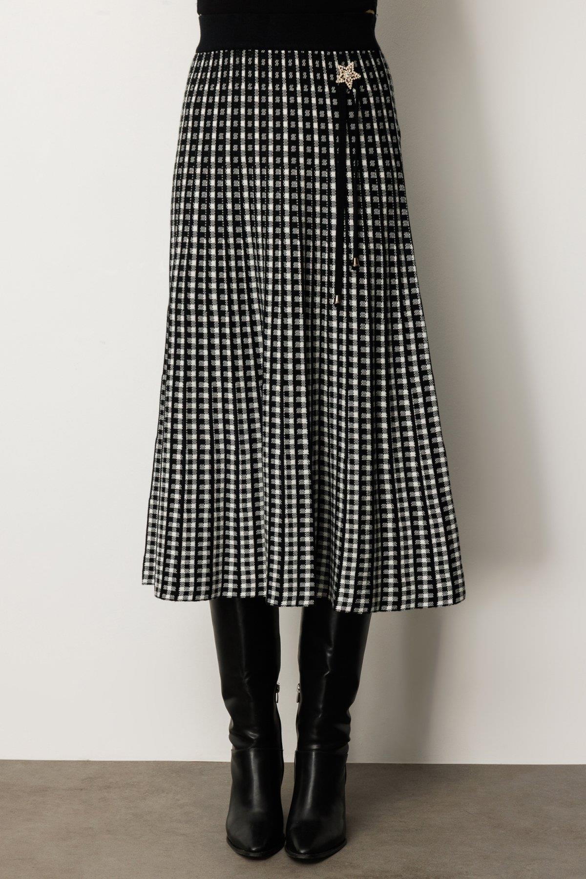 Beli Lastikli Aksesuar Detaylı Midi Triko Etek