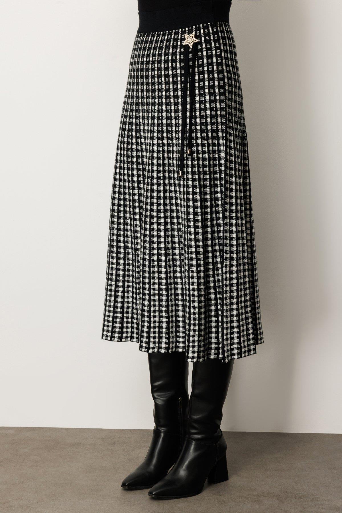 Beli Lastikli Aksesuar Detaylı Midi Triko Etek