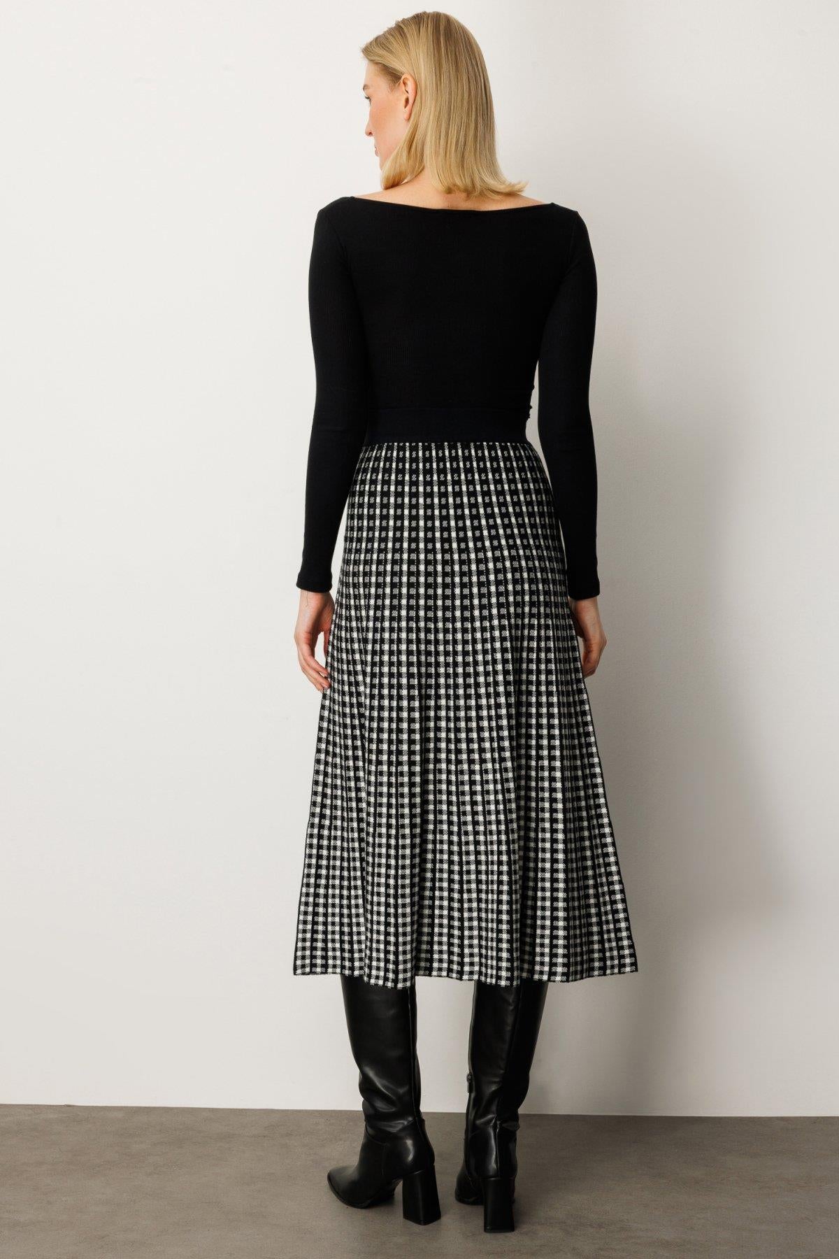 Beli Lastikli Aksesuar Detaylı Midi Triko Etek