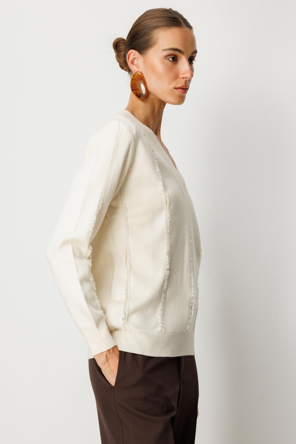 V Yaka Şerit Kırçıllı Triko Kazak