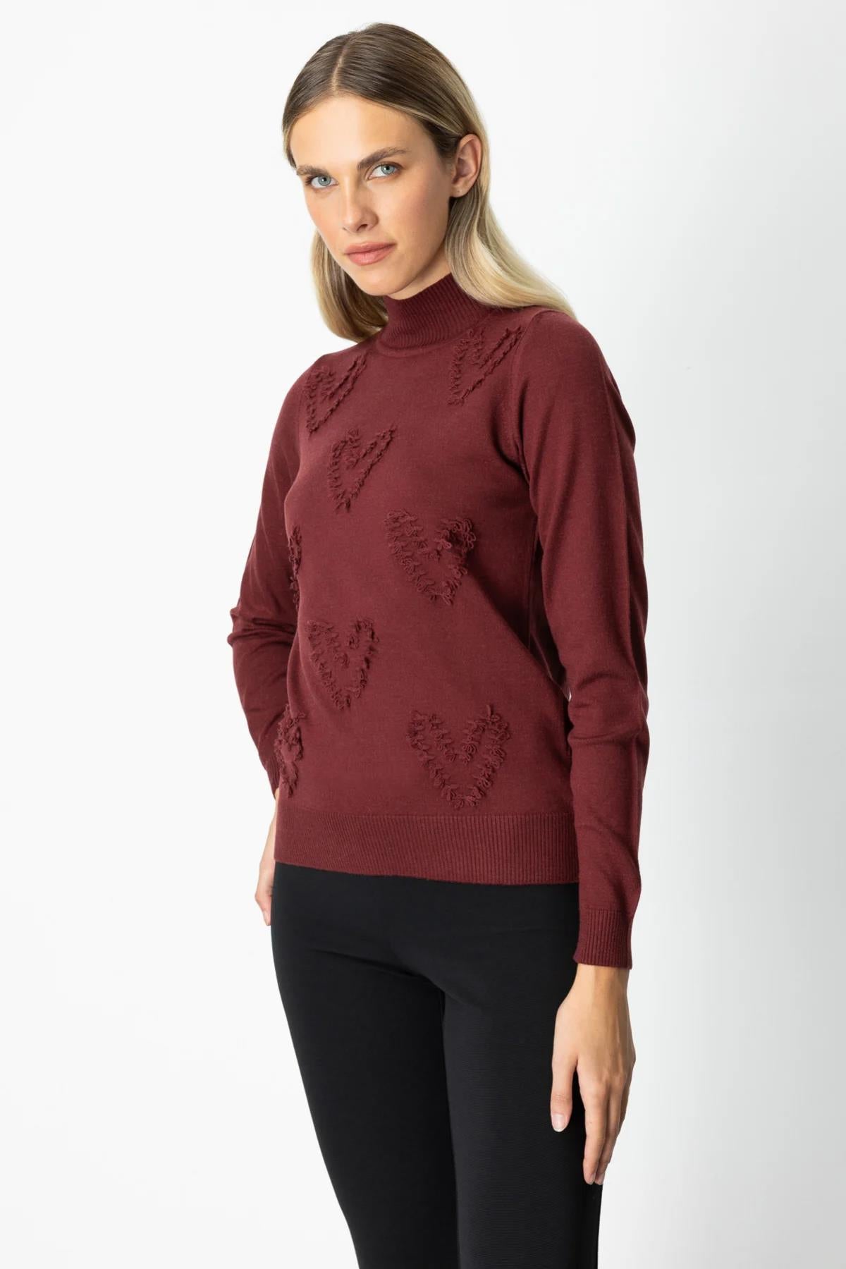 Dokulu Kalp Detaylı Dik Yaka Kazak