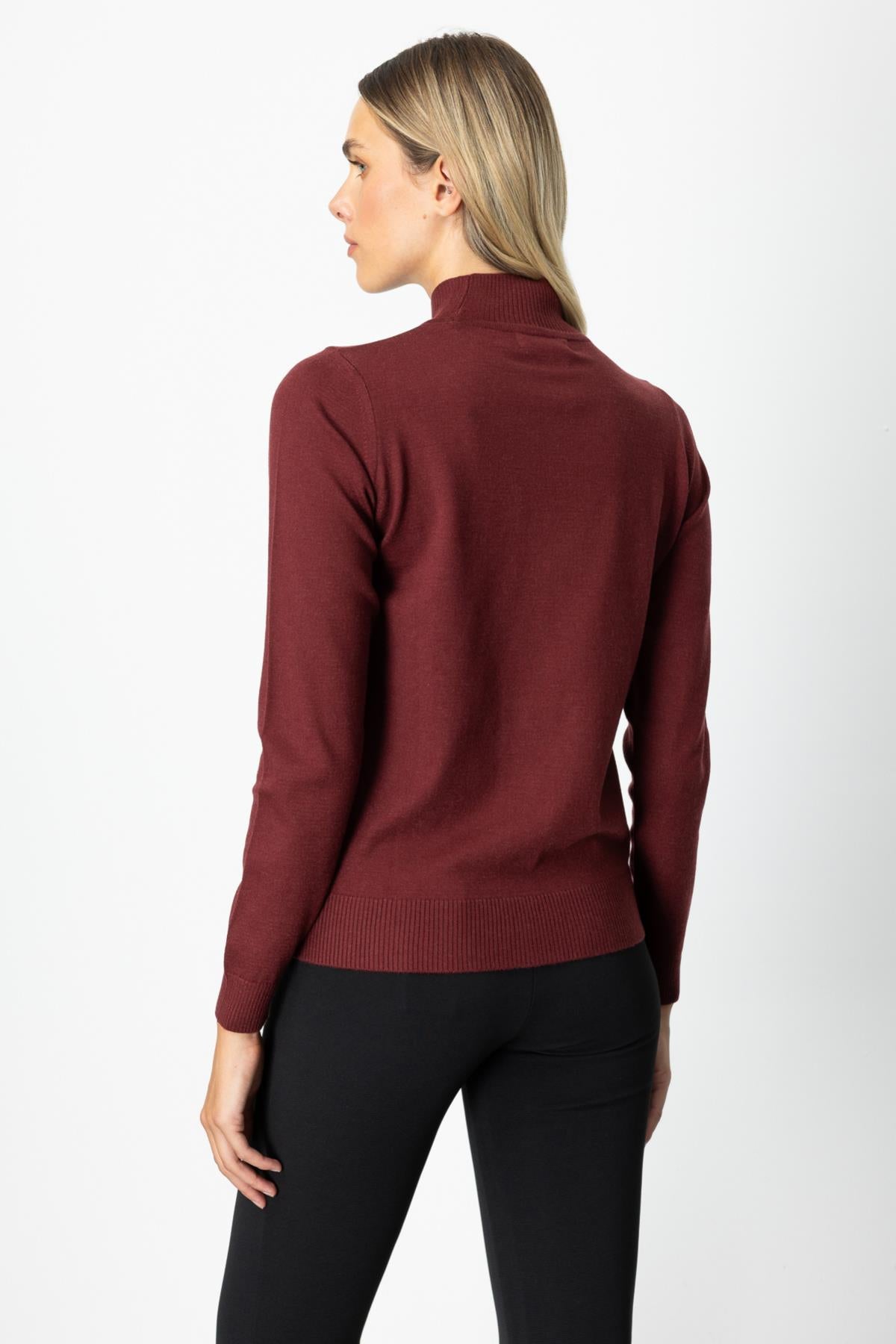 Dokulu Kalp Detaylı Dik Yaka Kazak