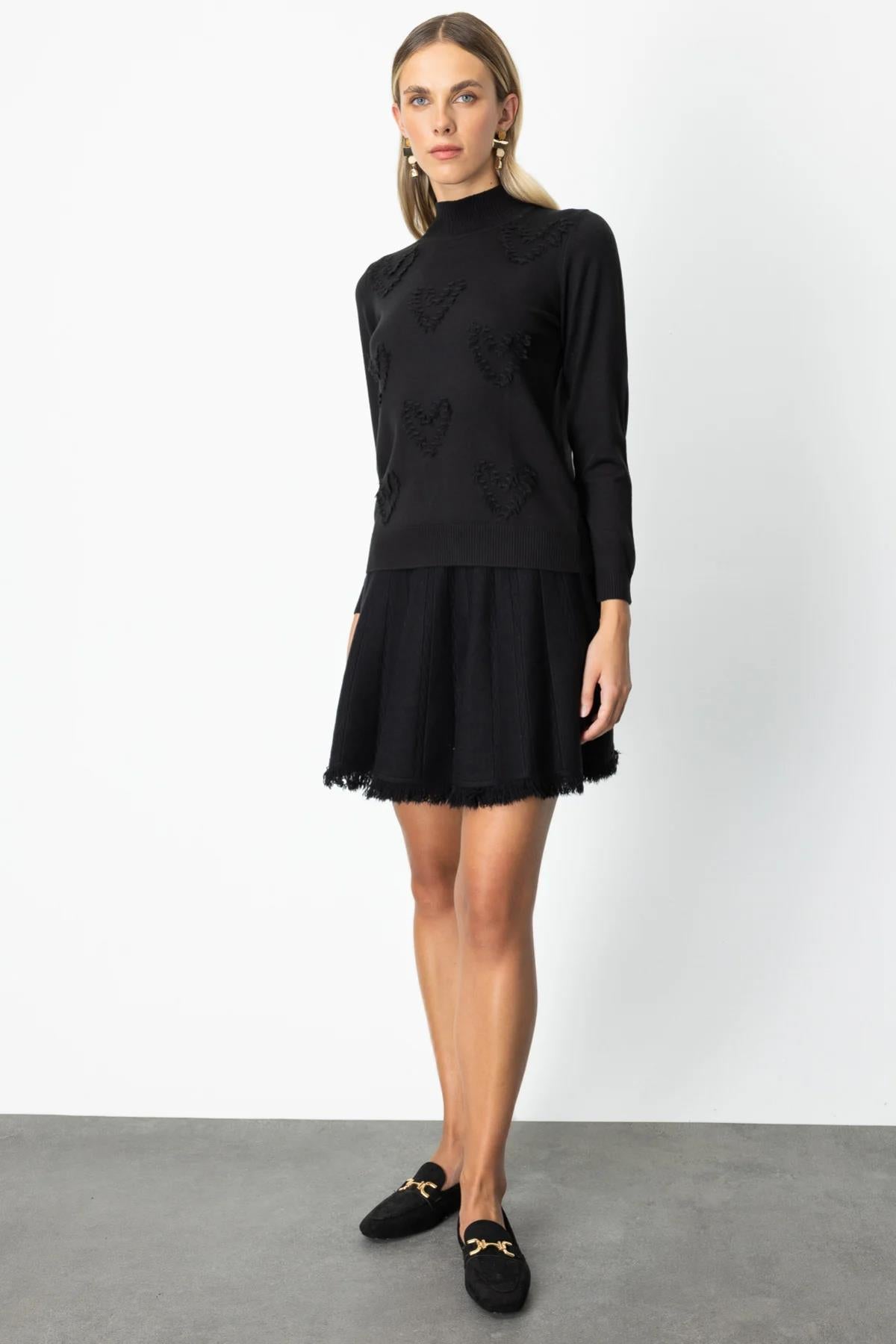 Dokulu Kalp Detaylı Dik Yaka Kazak