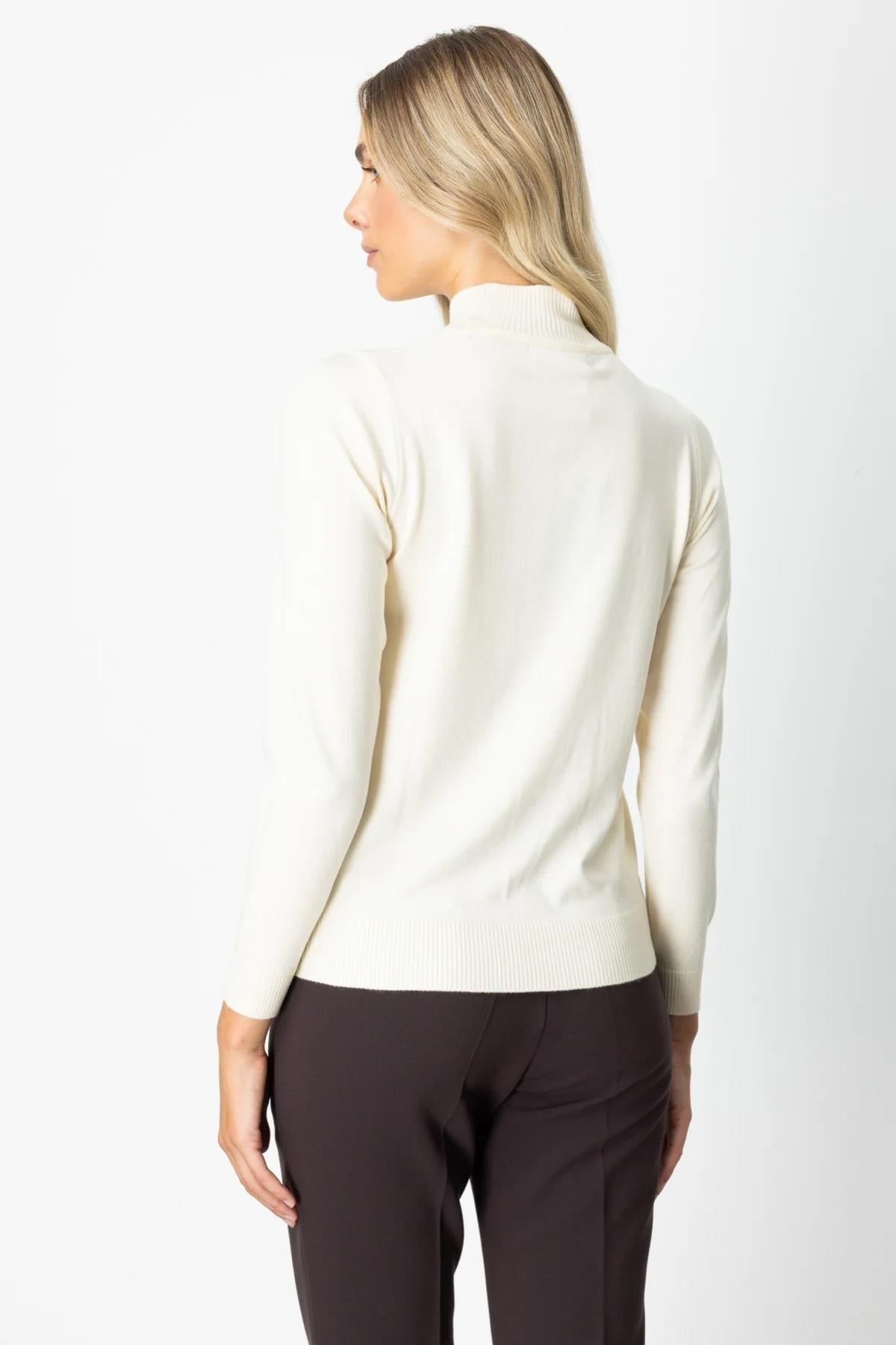 Dokulu Kalp Detaylı Dik Yaka Kazak