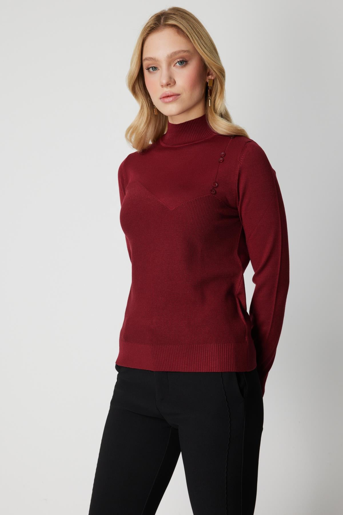 Omzu Düğme Detaylı Dik Yaka Triko Kazak