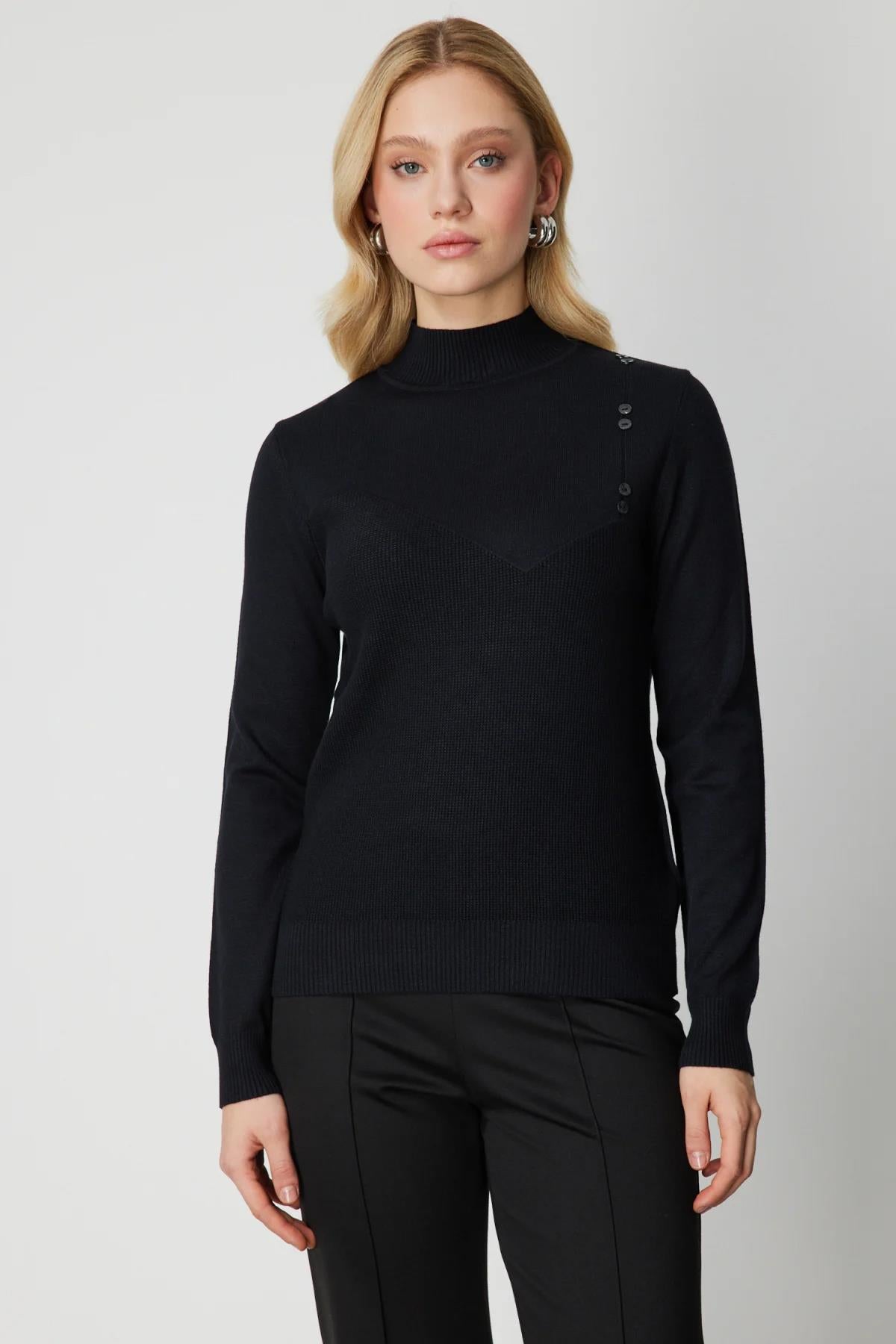 Omzu Düğme Detaylı Dik Yaka Triko Kazak