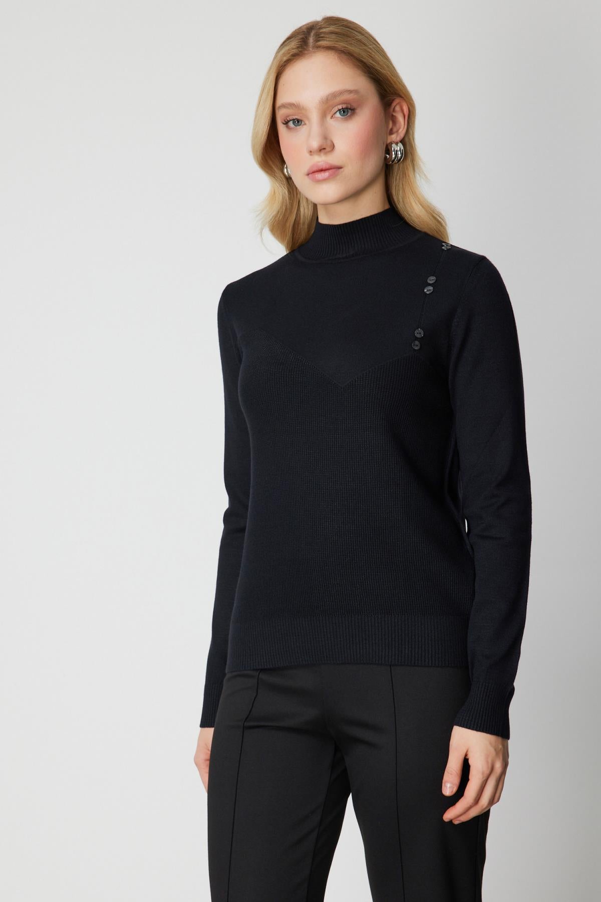 Omzu Düğme Detaylı Dik Yaka Triko Kazak