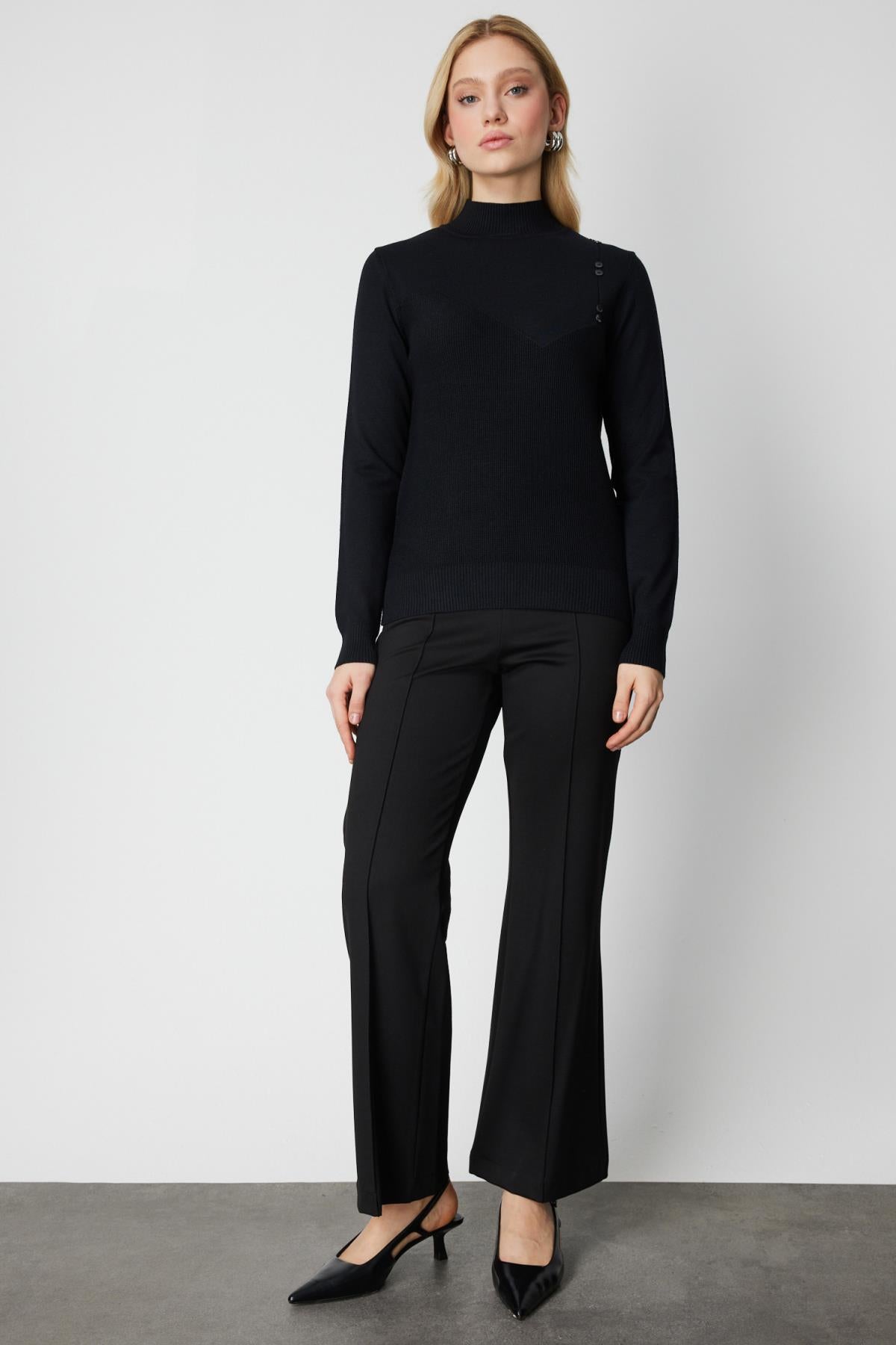 Omzu Düğme Detaylı Dik Yaka Triko Kazak