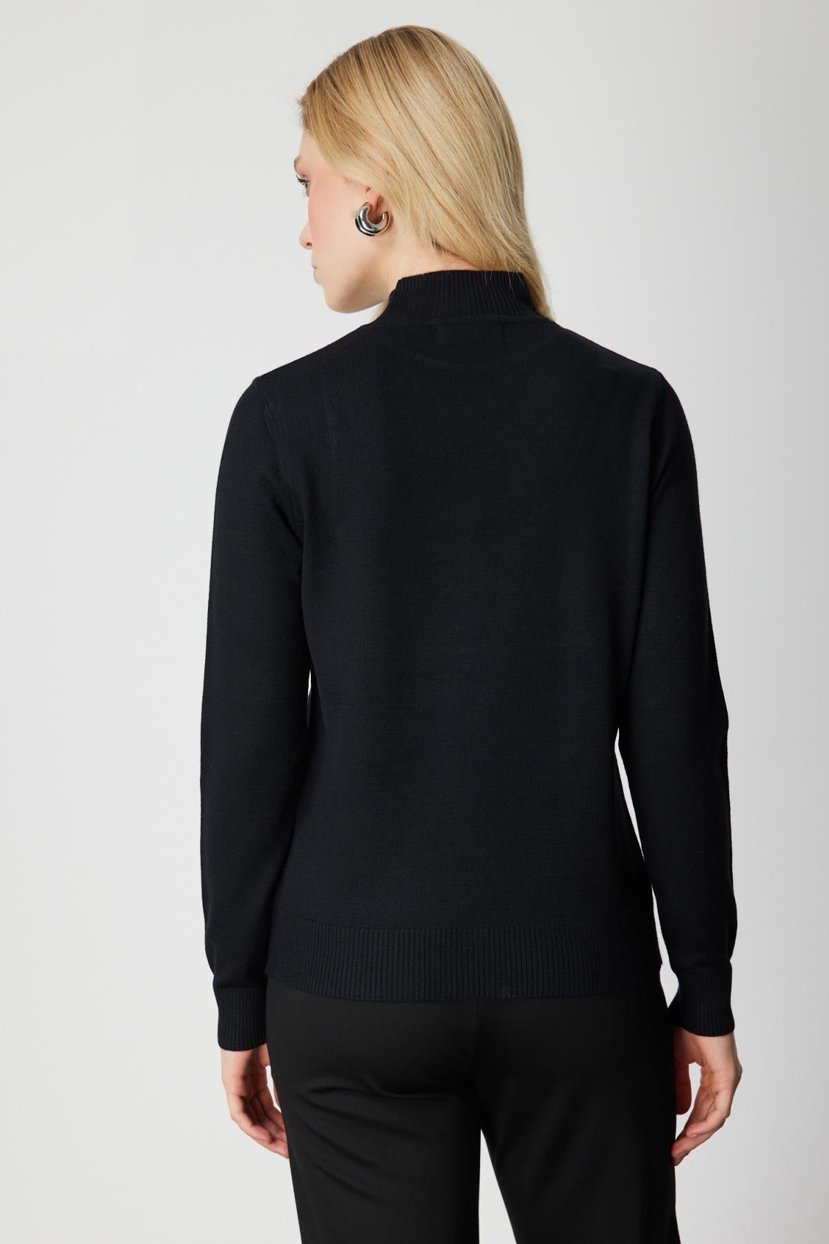 Omzu Düğme Detaylı Dik Yaka Triko Kazak