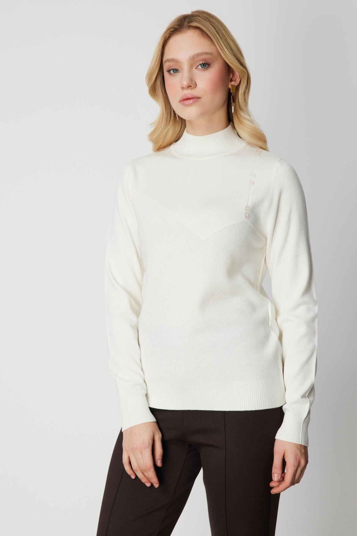 Omzu Düğme Detaylı Dik Yaka Triko Kazak