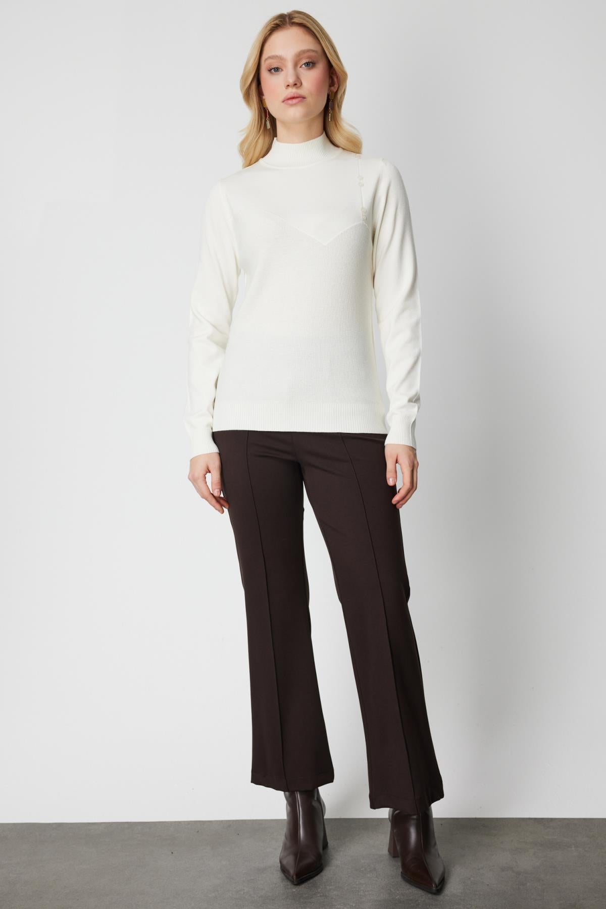 Omzu Düğme Detaylı Dik Yaka Triko Kazak