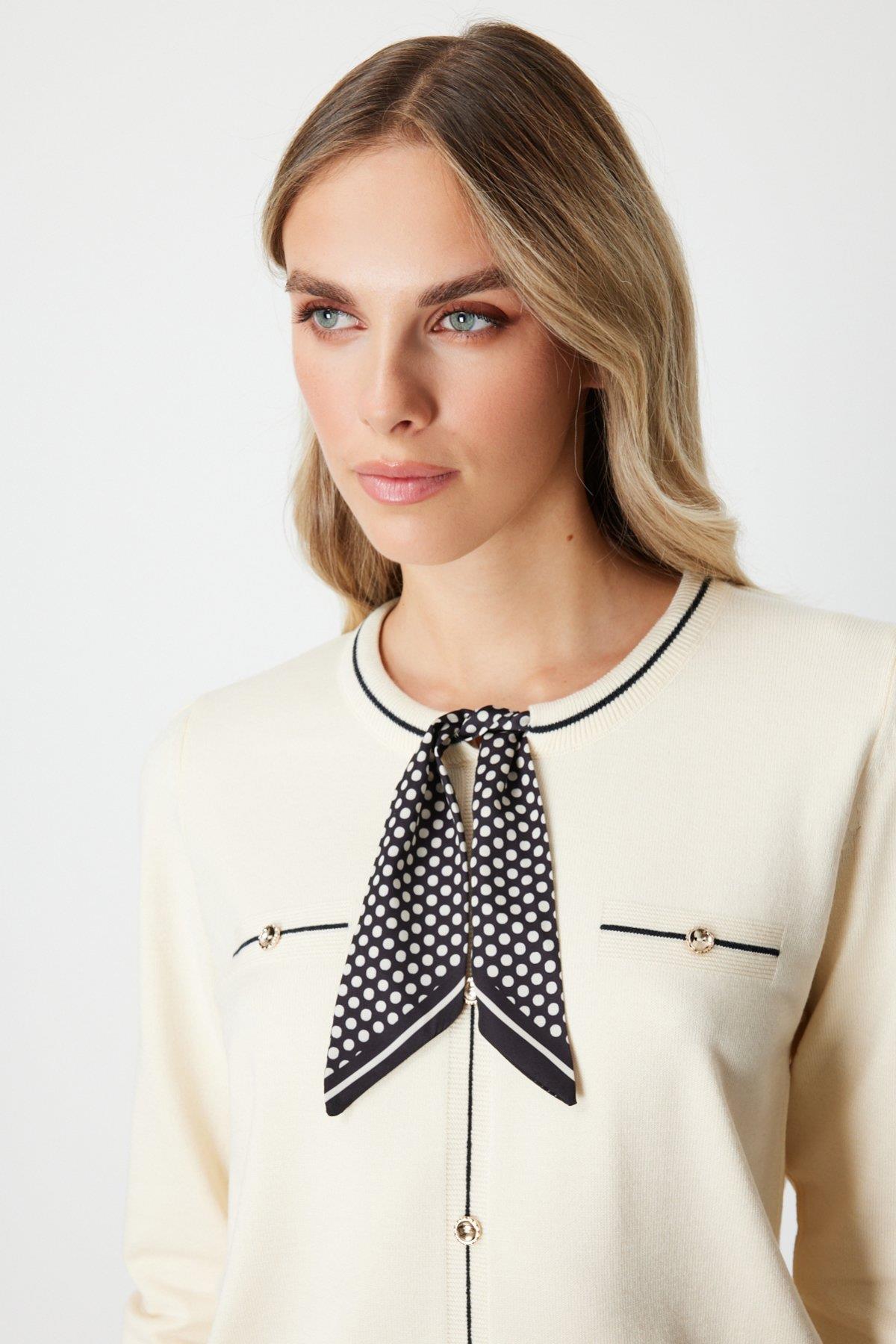 Yakası Fularlı Düğme Detaylı Triko Kazak