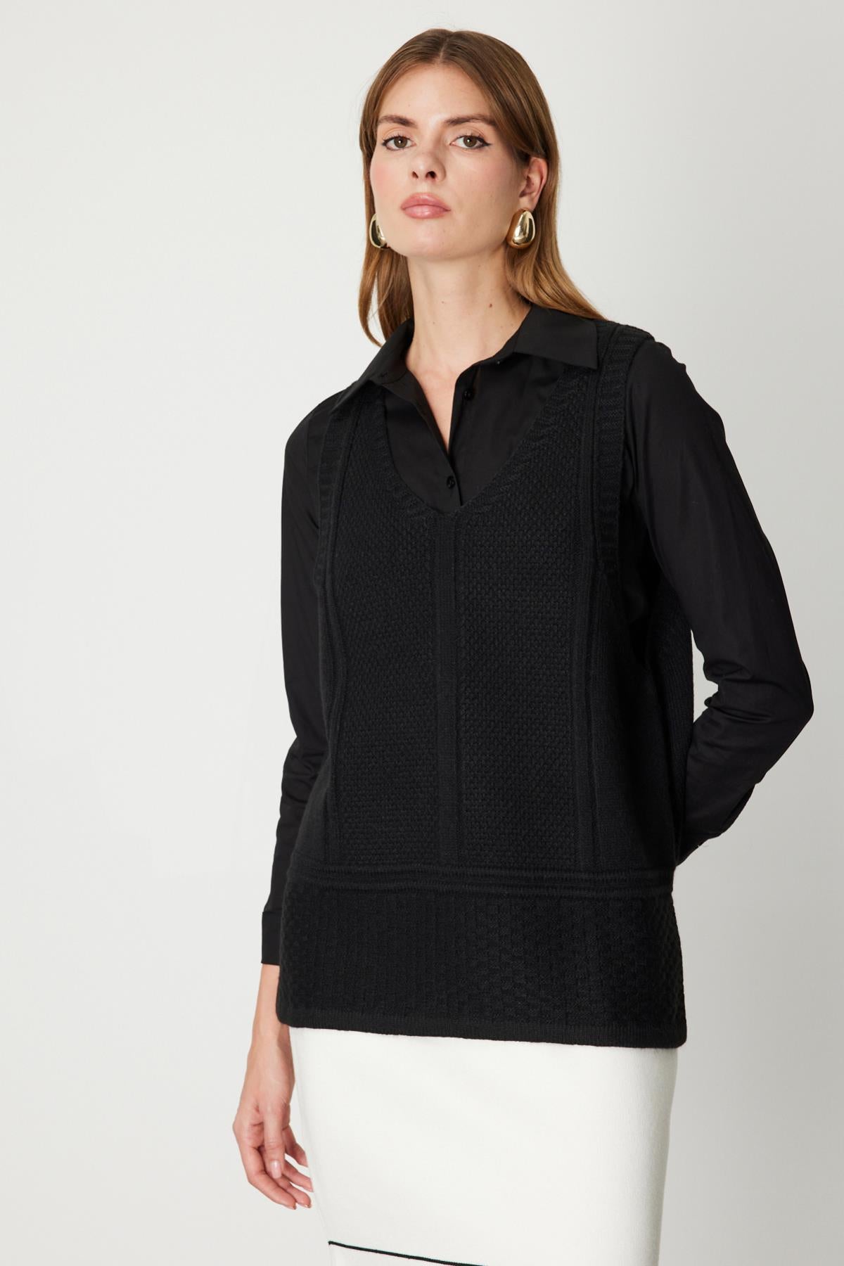 Dokulu Örgü Detaylı Siyah V Yaka Triko Süveter