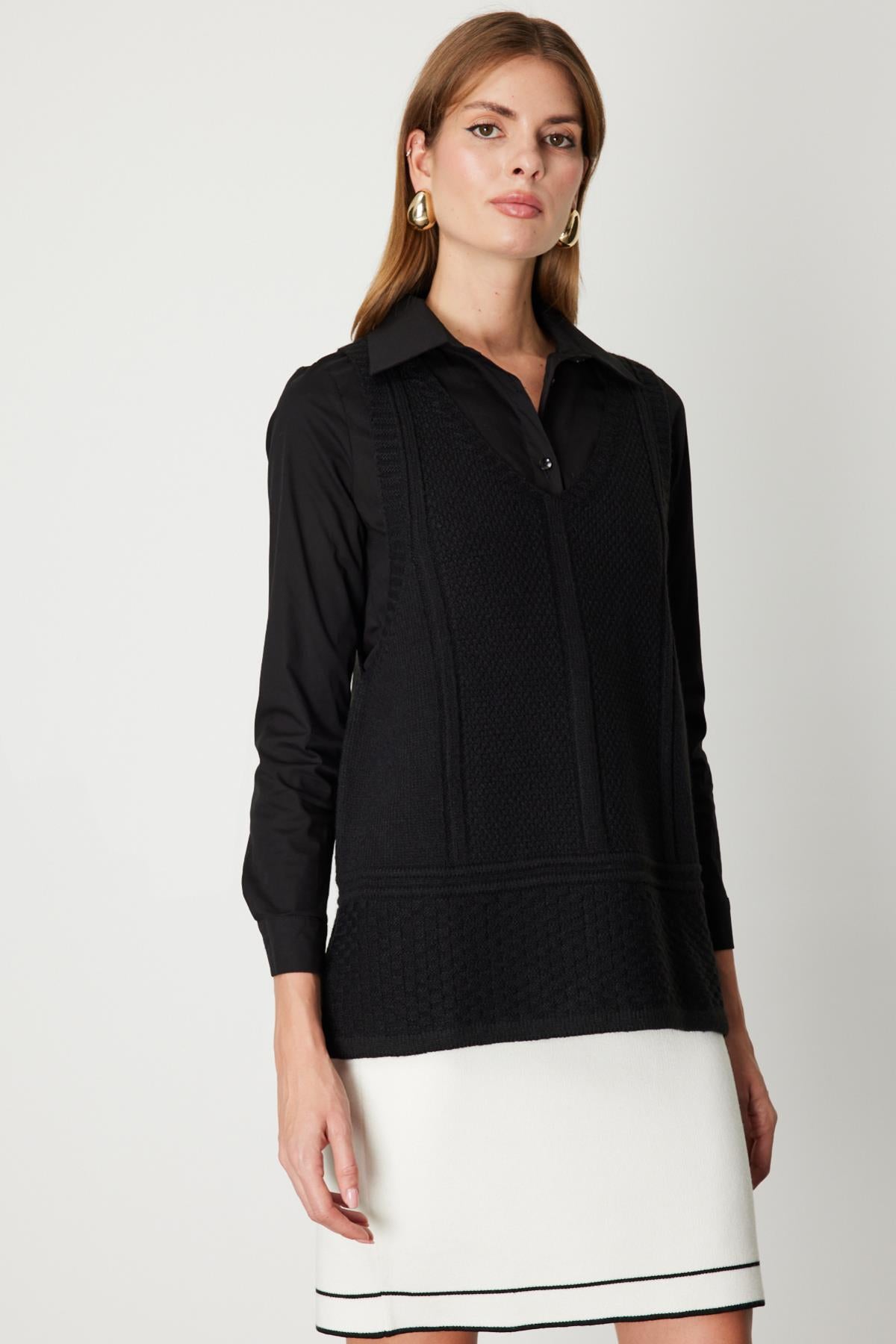 Dokulu Örgü Detaylı Siyah V Yaka Triko Süveter