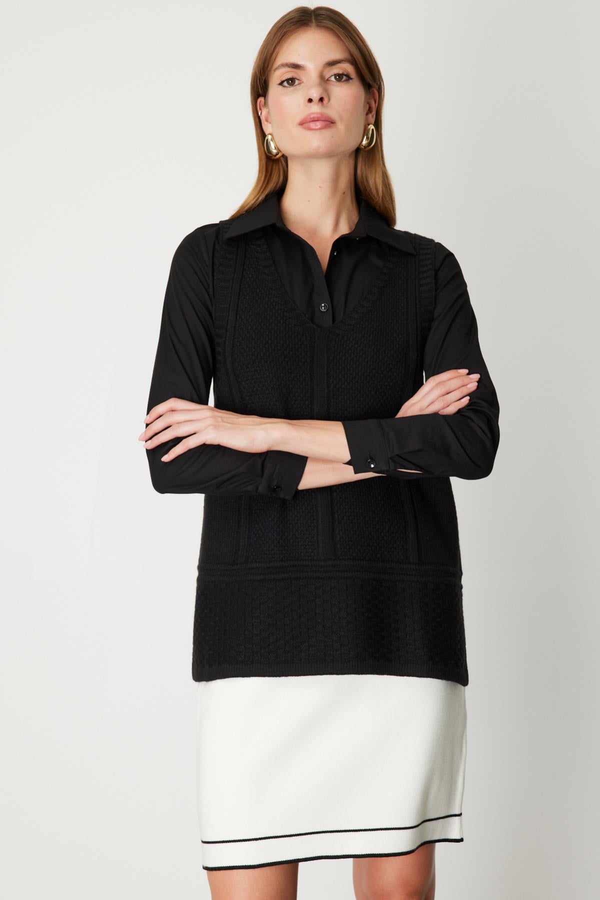 Dokulu Örgü Detaylı Siyah V Yaka Triko Süveter