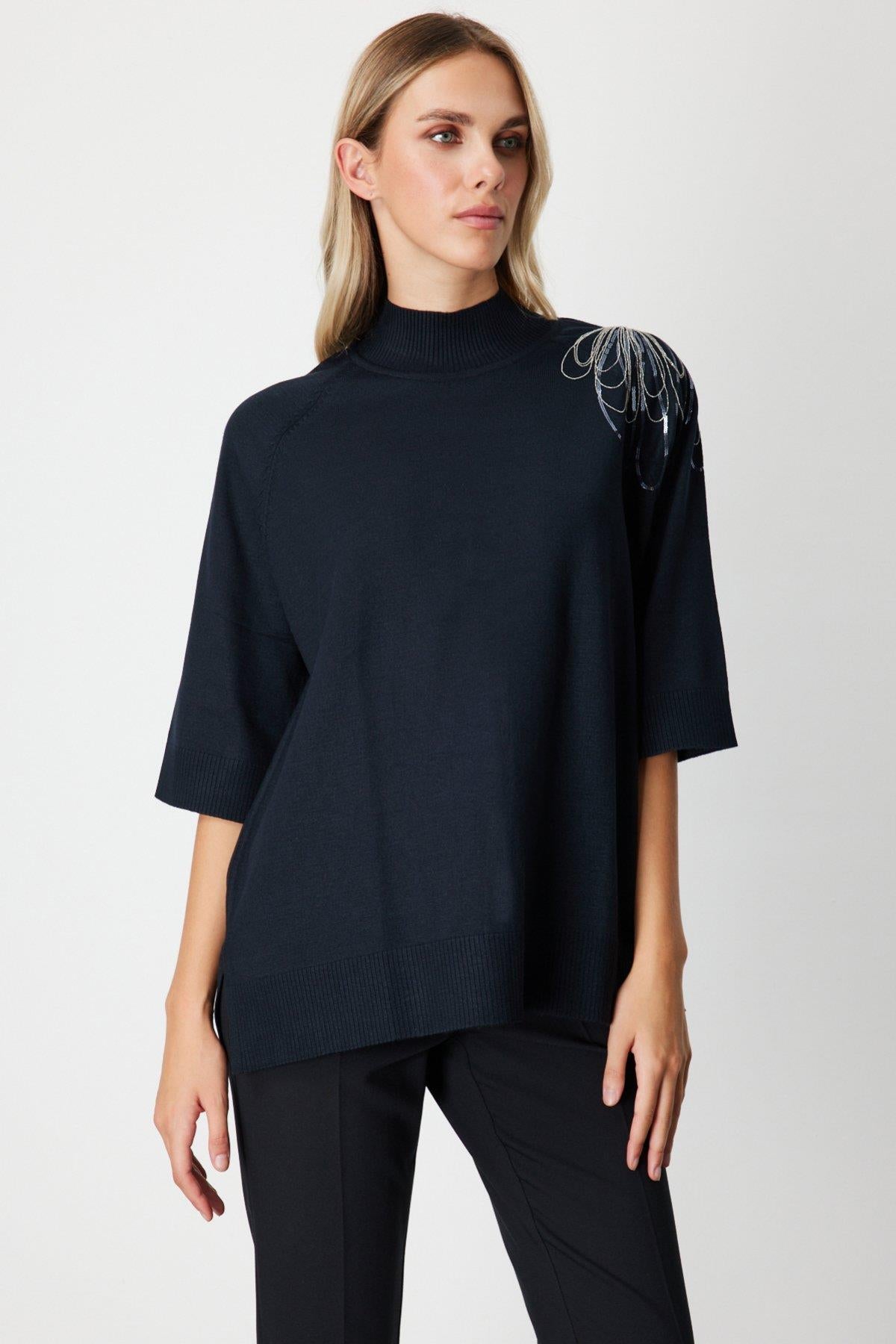 Omzu Zincir İşlemeli Yarım Kol Triko Kazak