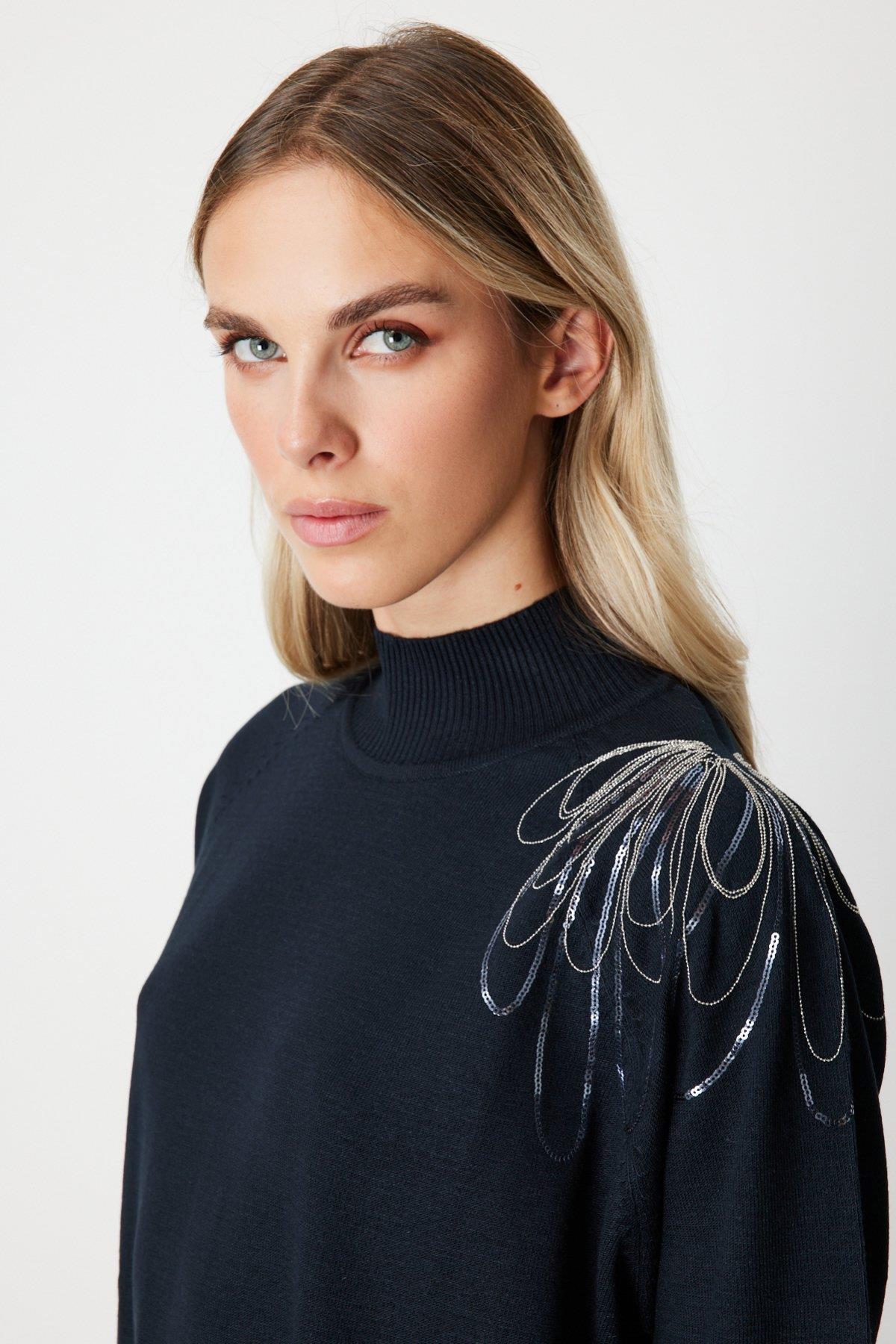 Omzu Zincir İşlemeli Yarım Kol Triko Kazak