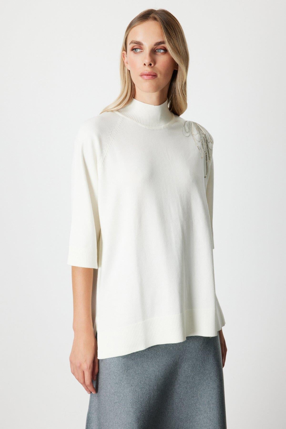 Omzu Zincir İşlemeli Yarım Kol Triko Kazak