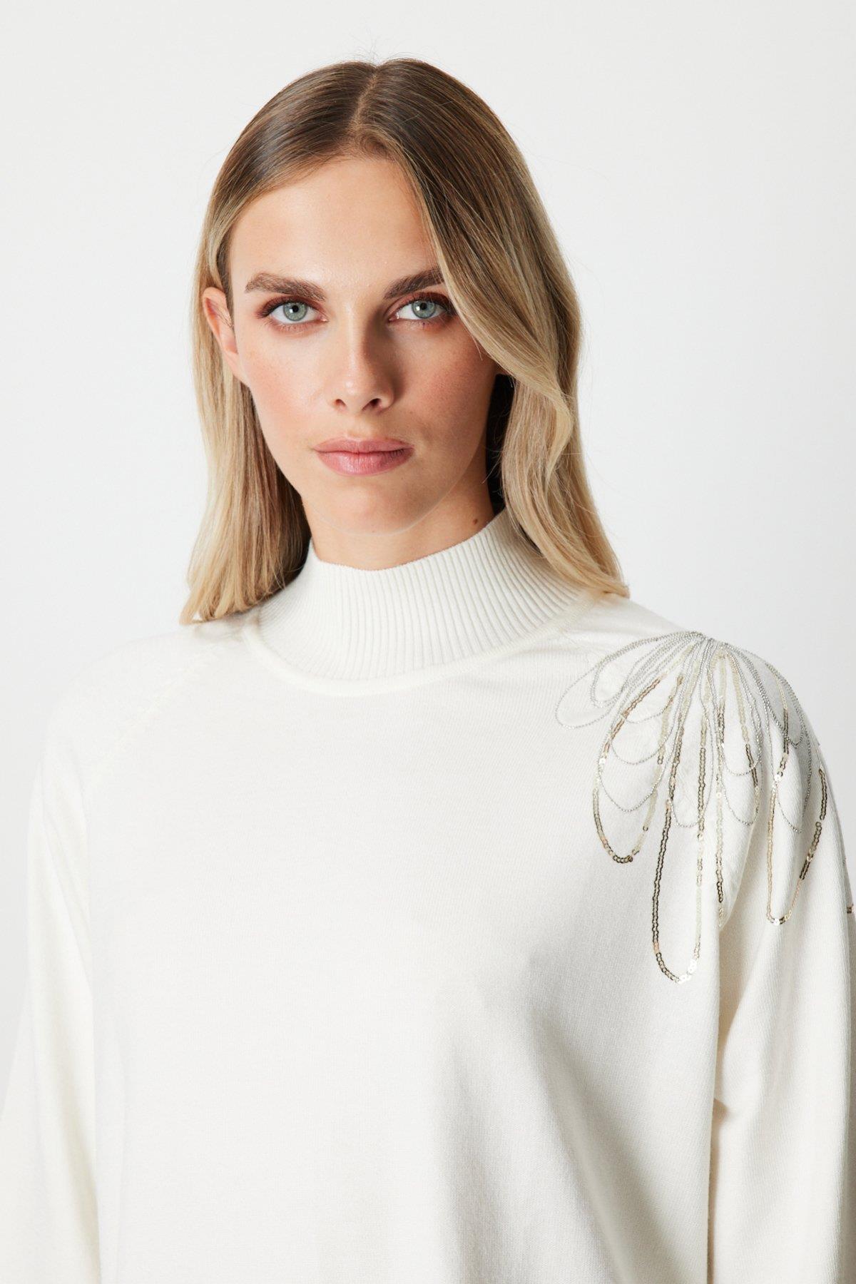 Omzu Zincir İşlemeli Yarım Kol Triko Kazak