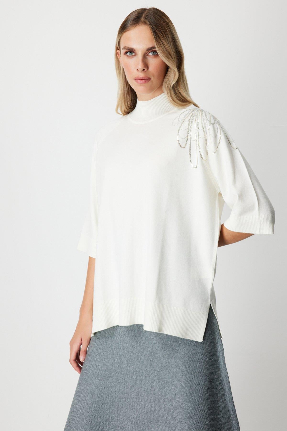 Omzu Zincir İşlemeli Yarım Kol Triko Kazak