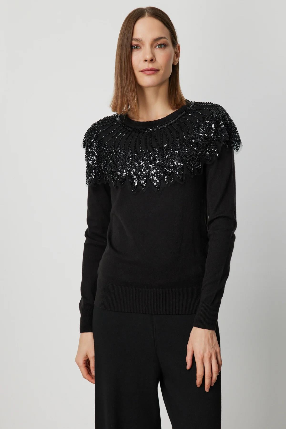 Yakası Tüllü Taş İşlemeli Triko Kazak