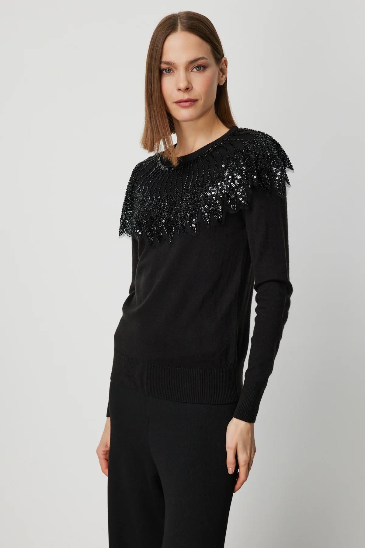 Yakası Tüllü Taş İşlemeli Triko Kazak