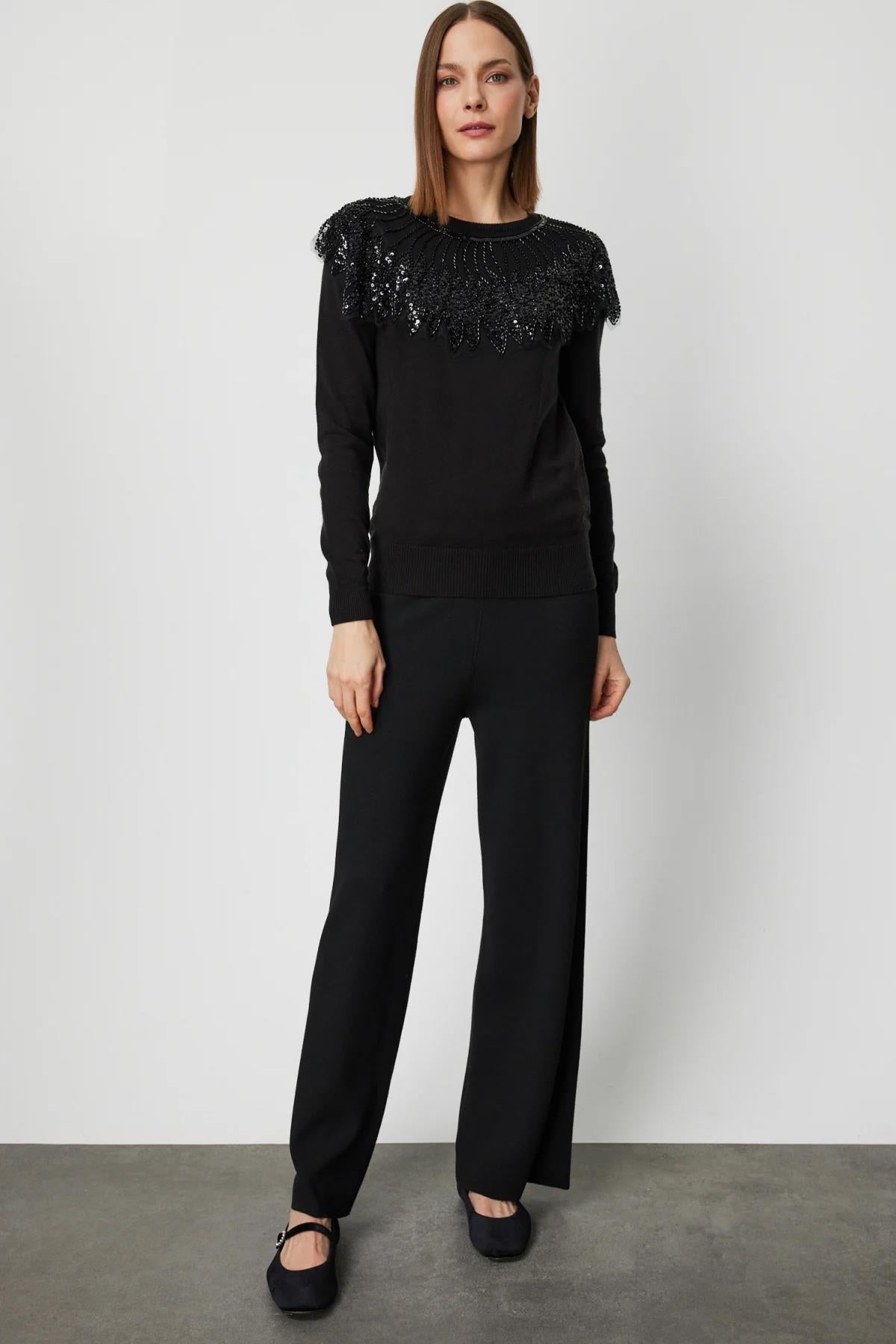 Yakası Tüllü Taş İşlemeli Triko Kazak