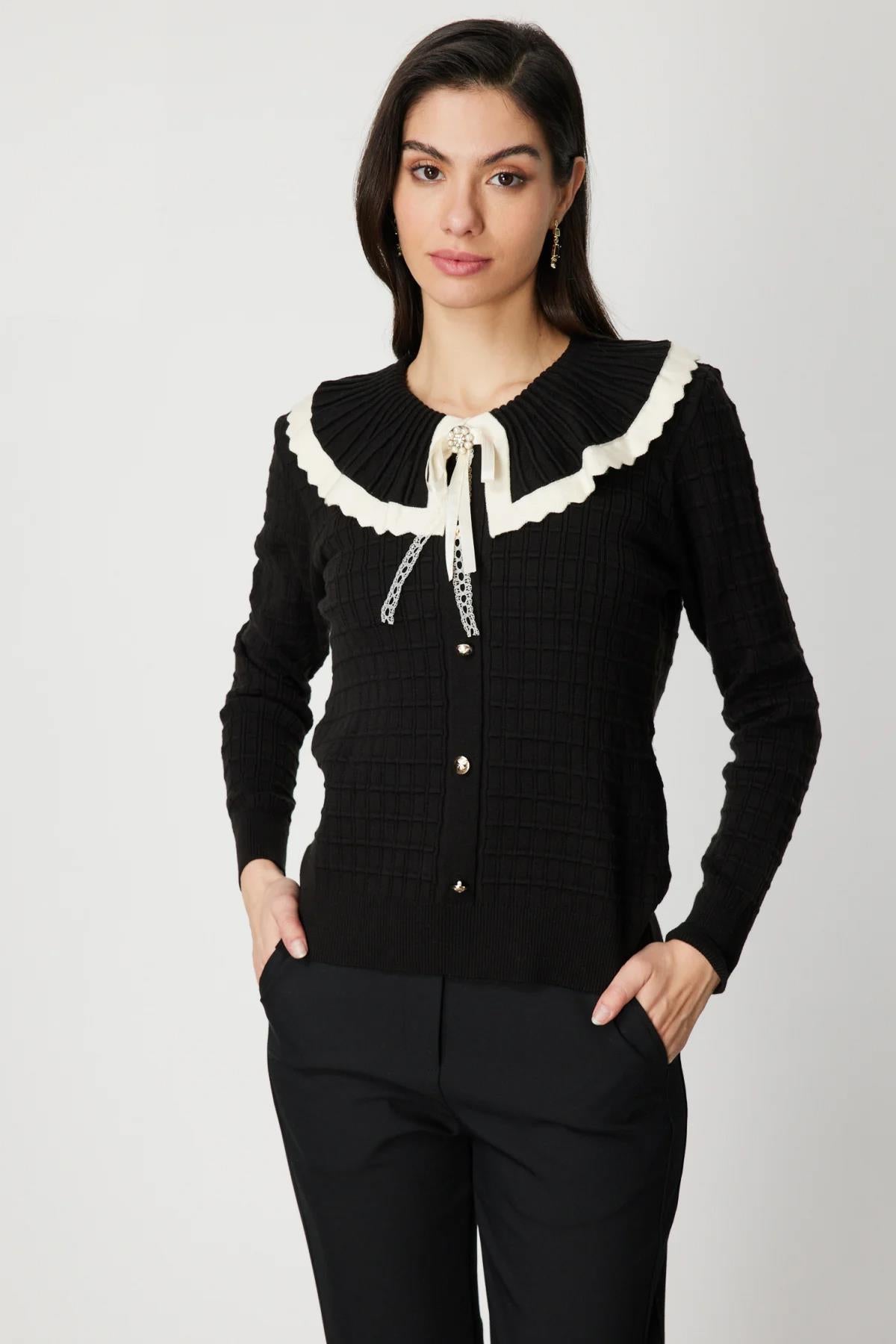 Yakası Aksesuarlı Düğmeli Triko Kazak