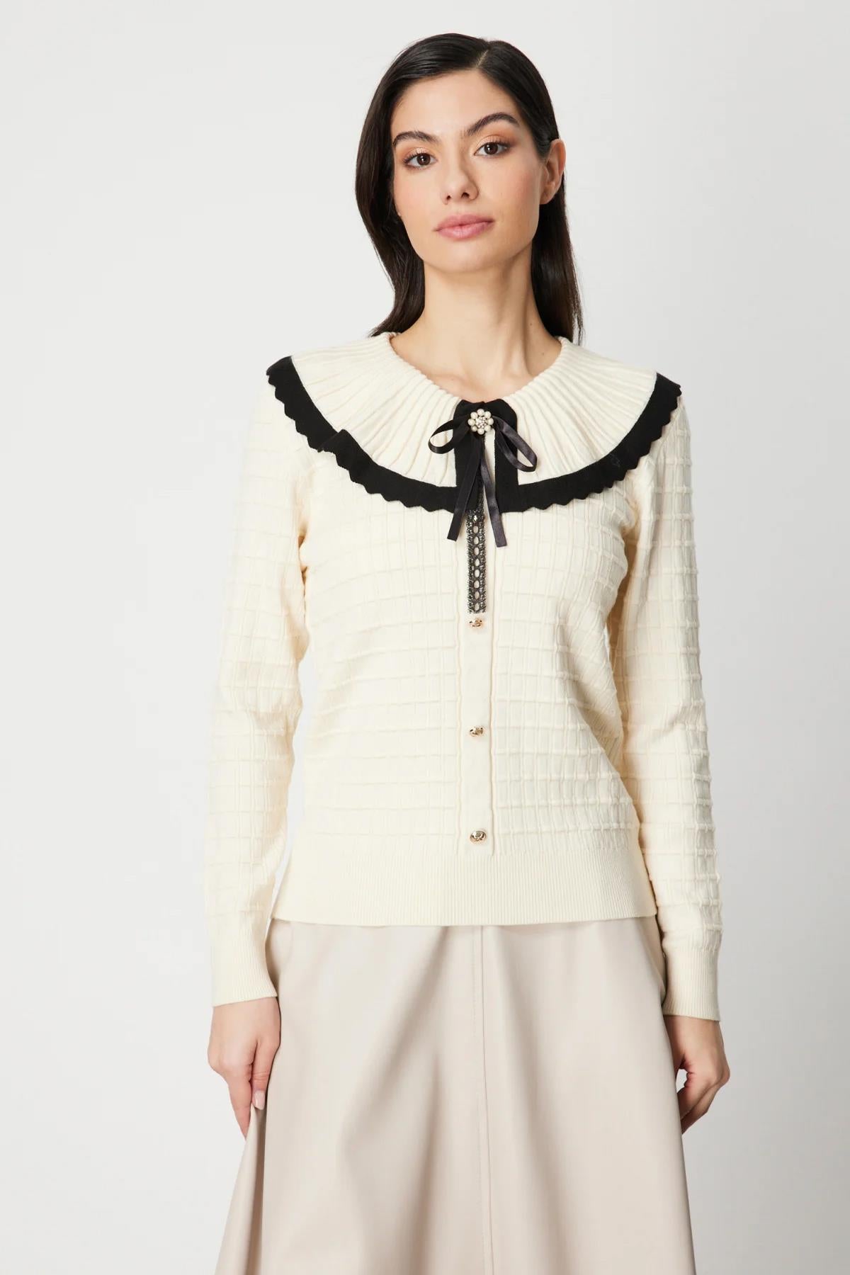 Yakası Aksesuarlı Düğmeli Triko Kazak