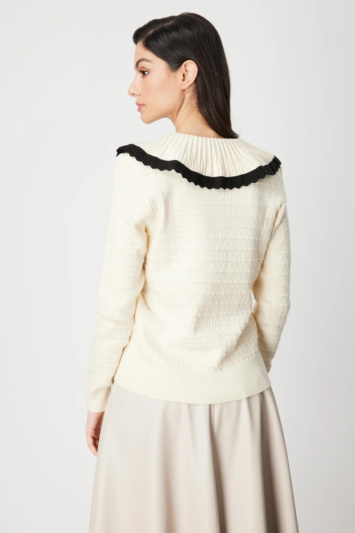 Yakası Aksesuarlı Düğmeli Triko Kazak