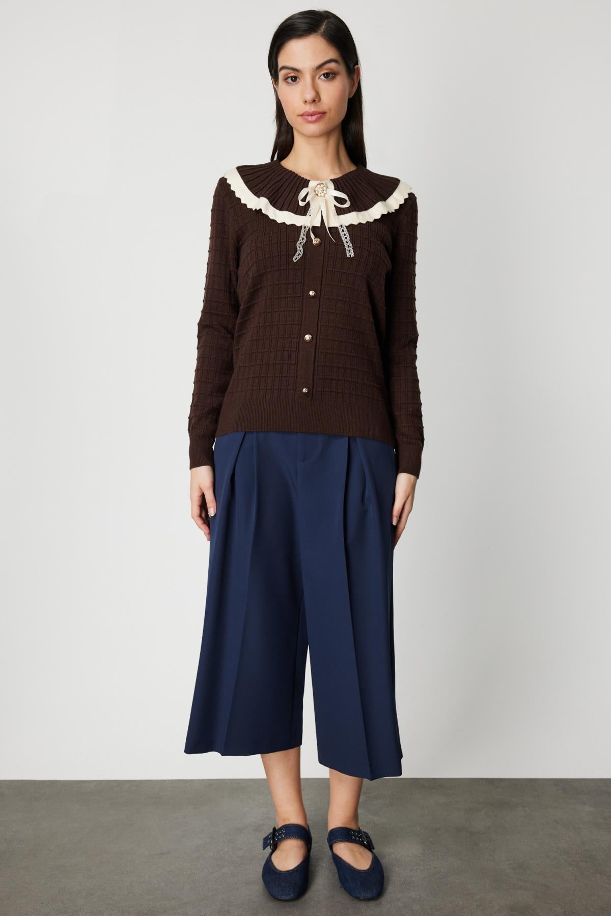 Yakası Aksesuarlı Düğmeli Triko Kazak