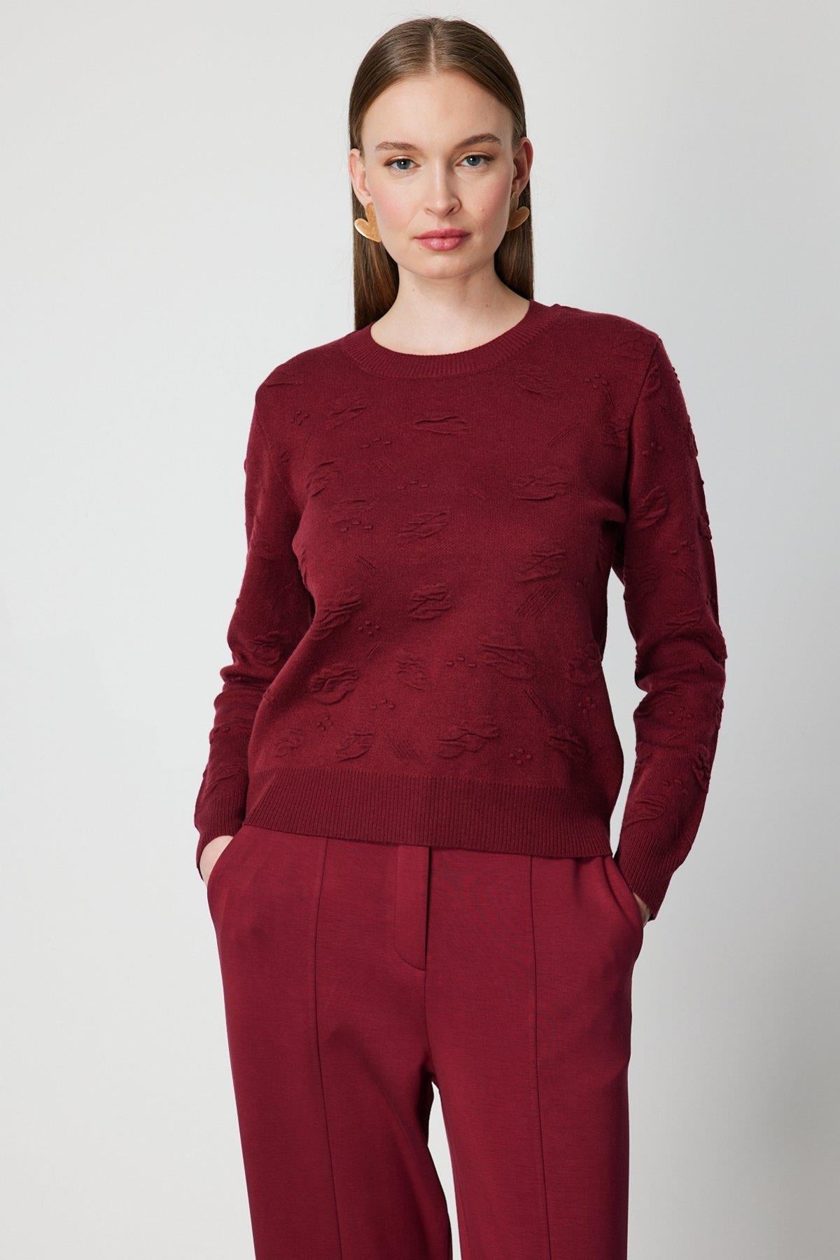 Kabartma Desenli Sıfır Yaka Triko Kazak