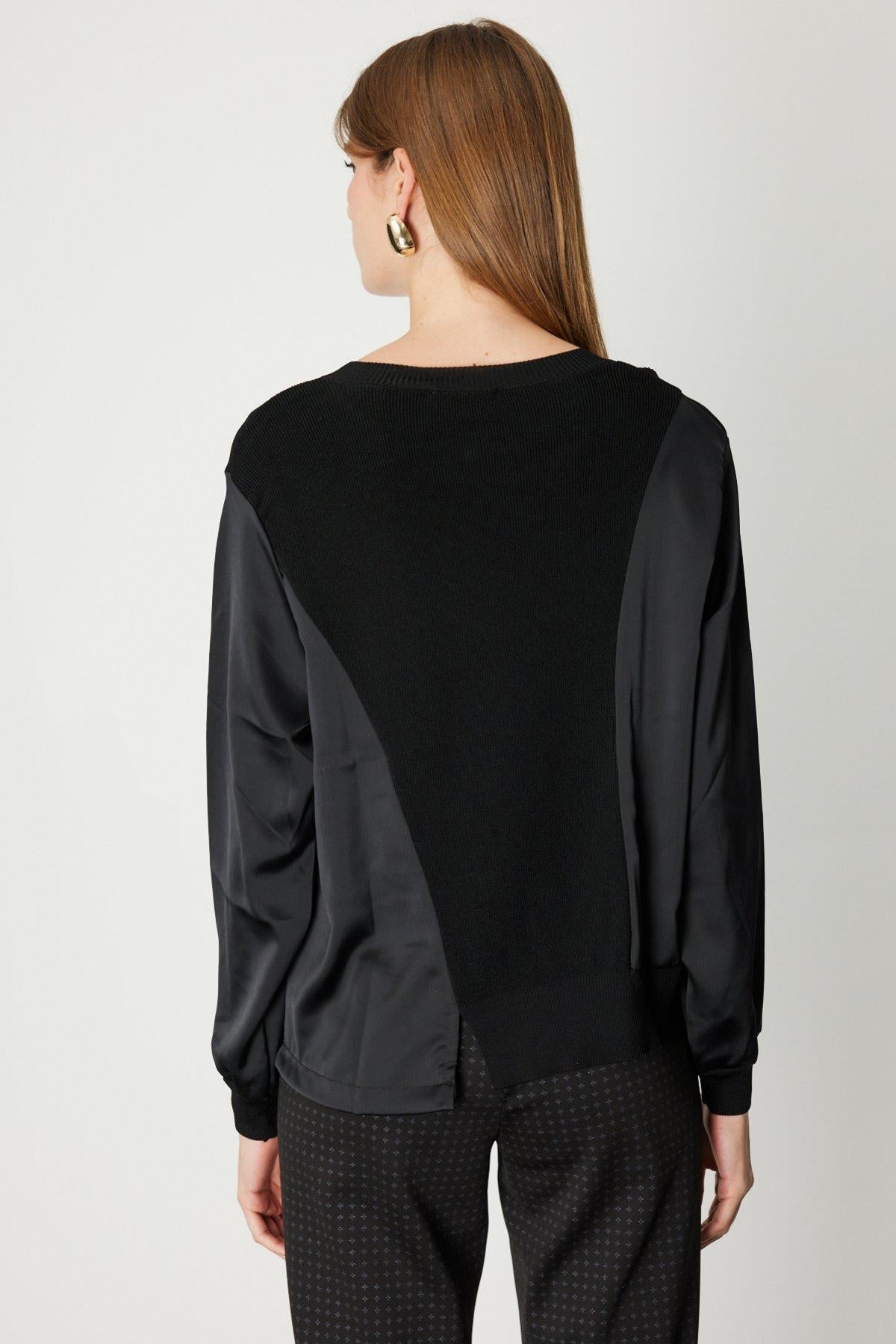 Saten Kumaş Detaylı Sıfır Yaka Kazak