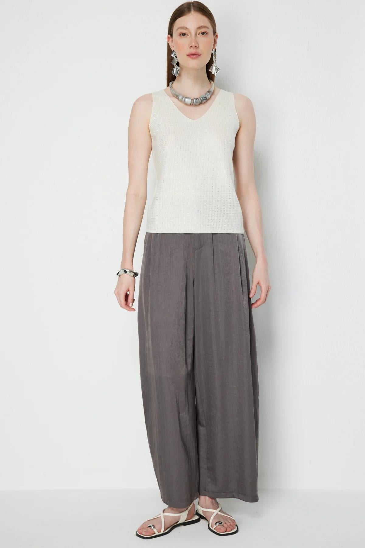 V Yaka Taş İşlemeli Kolsuz Bluz