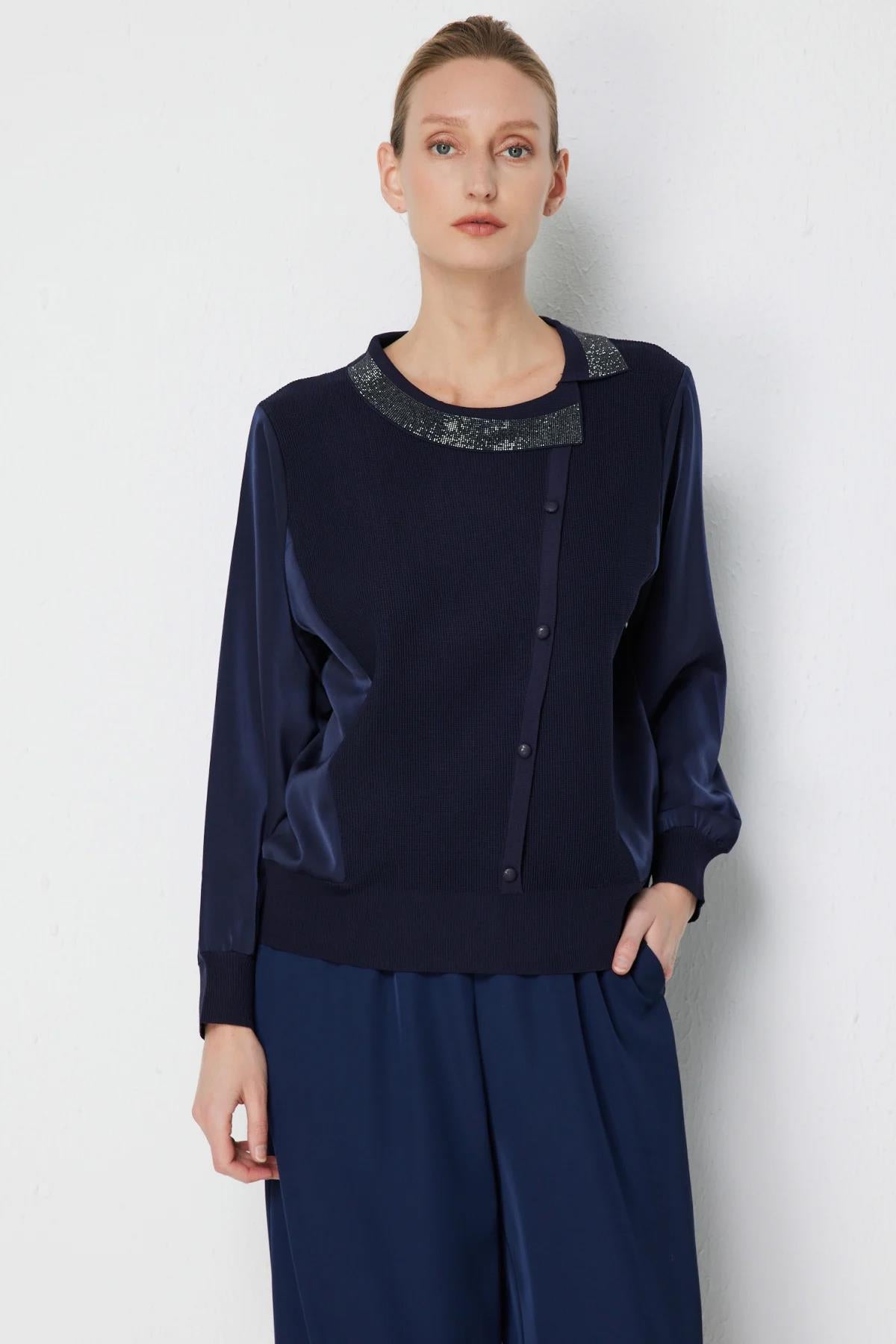 Yakası Taş İşlemeli Süs Düğmeli Bluz