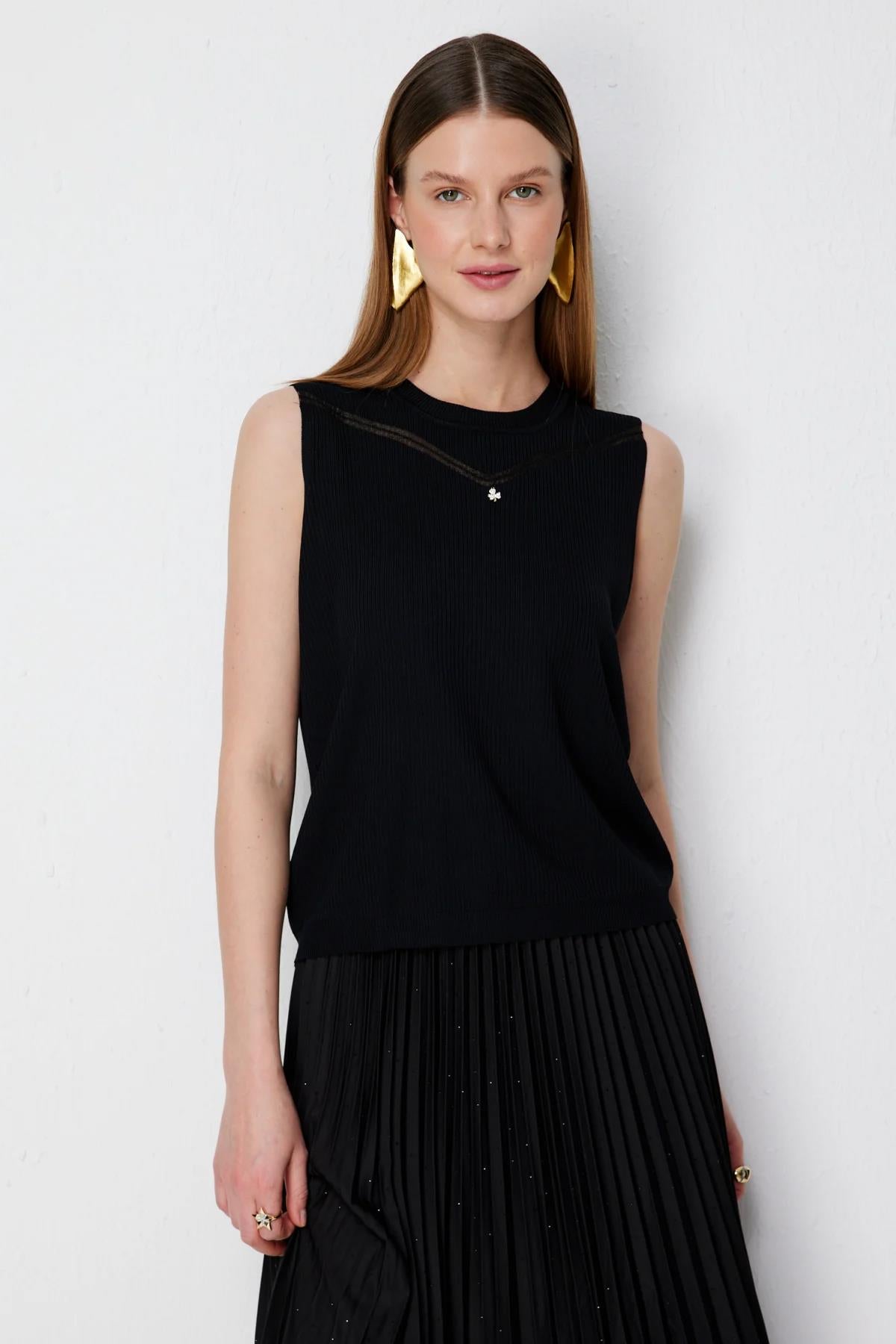 Yakası Desenli Kolsuz Bluz