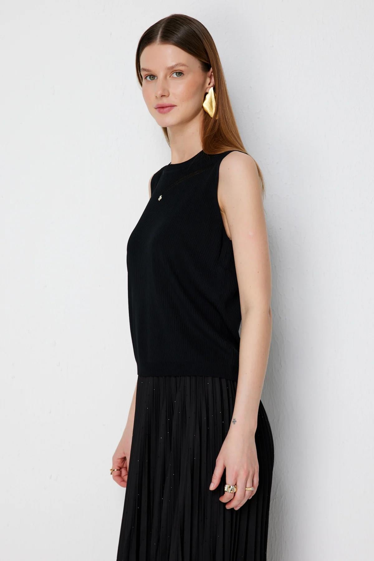 Yakası Desenli Kolsuz Bluz