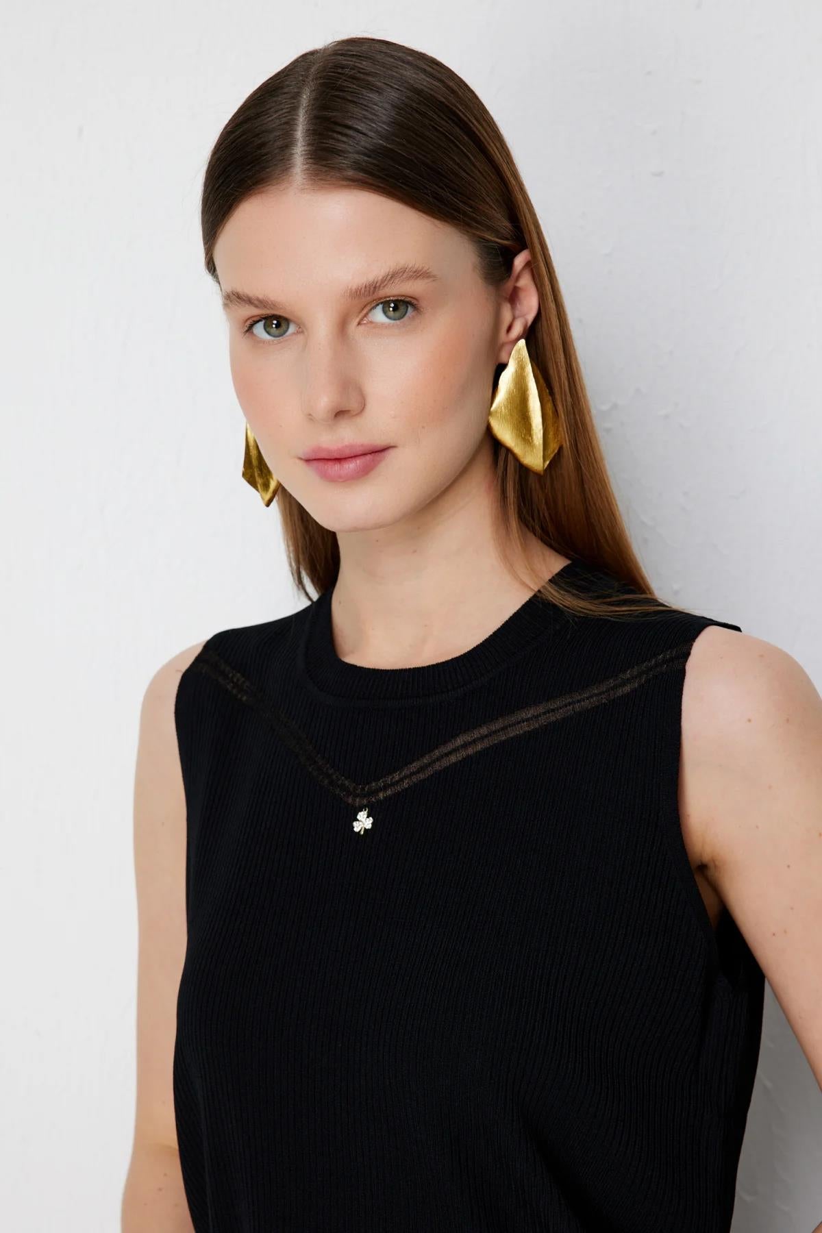 Yakası Desenli Kolsuz Bluz